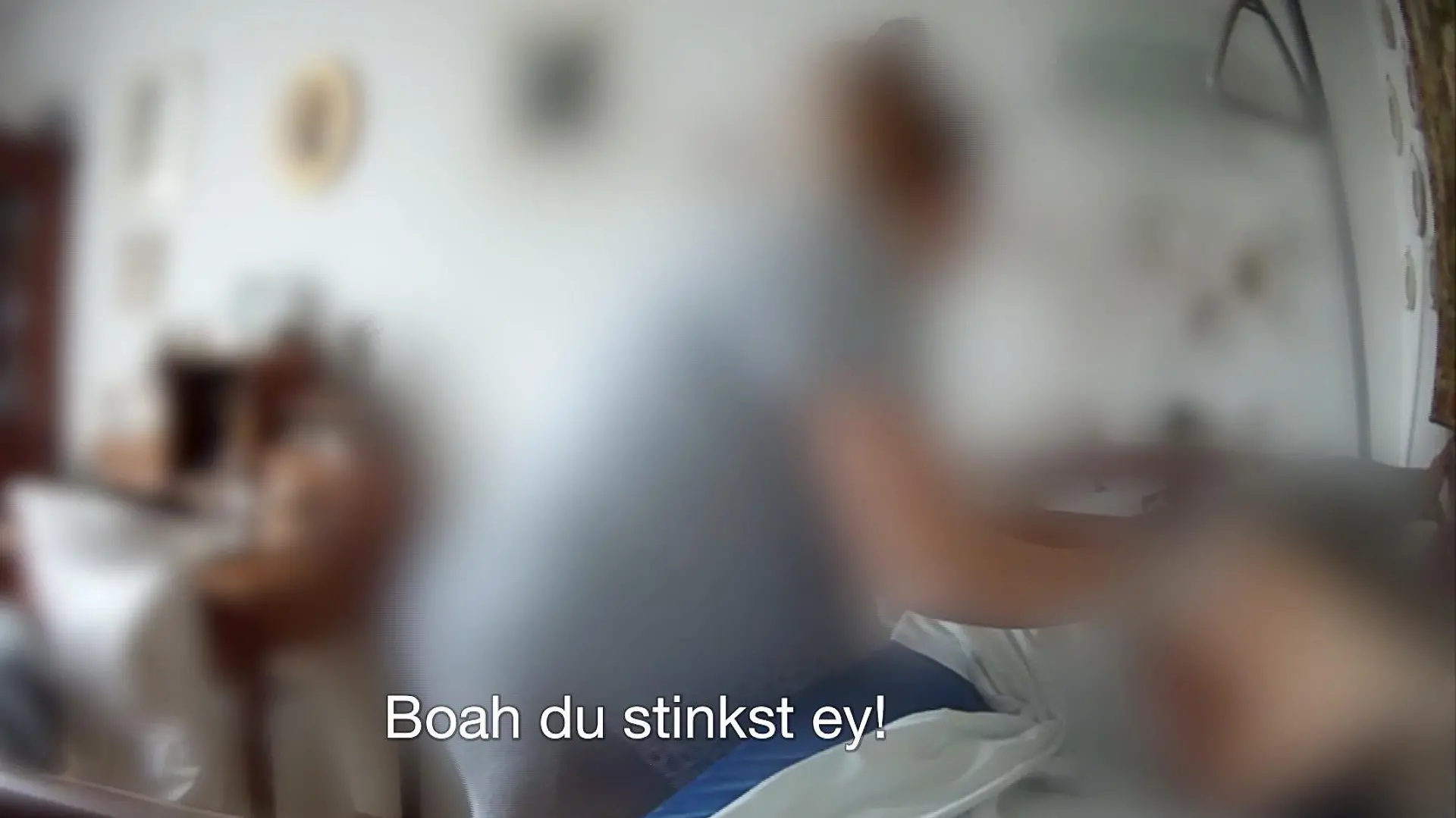 Physische und psychische Gewalt in DRK-Seniorenheim in Hessen: "Extra"-Reportage deckt neue Dimension von menschenverachtenden Zuständen auf - u.a. bekommt eine alte Dame, die sich nicht mehr bewegen und sprechen kann, die Handschuhe nach der Intimpflege ins Gesicht gehalten. "Du stinkst ey!" und "Blöde Kuh. Was Du hier mit mir machst", so die frustrierte Pflegerin.