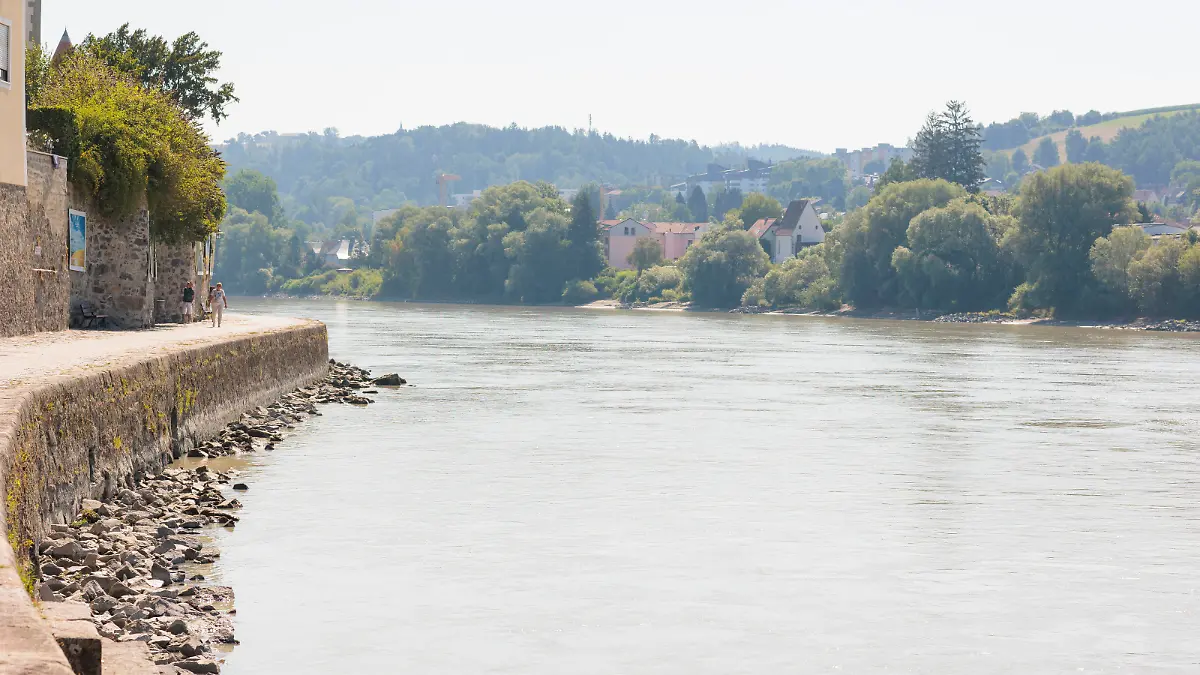  Wetter 2022-07-25, GER, Bayern, Passau: Trockenheit und Hitze in Bayern lassen die Flusspegel sinken. Inn und Donau führen Niedrigwasser und schränken den Schiffsverkehr ein. *** Weather 2022 07 25, GER, Bavaria, Passau Drought and heat in Bavaria cause river levels to drop Inn and Danube lead low water and restrict shipping traffic