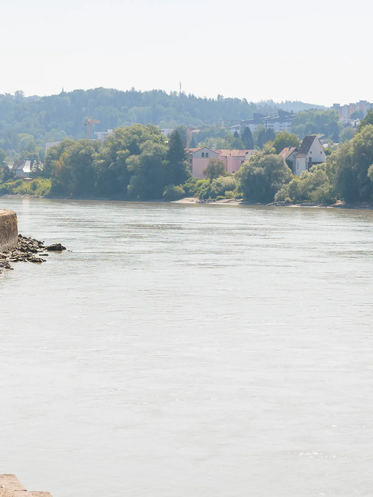 Wetter 2022-07-25, GER, Bayern, Passau: Trockenheit und Hitze in Bayern lassen die Flusspegel sinken. Inn und Donau führen Niedrigwasser und schränken den Schiffsverkehr ein. *** Weather 2022 07 25, GER, Bavaria, Passau Drought and heat in Bavaria cause river levels to drop Inn and Danube lead low water and restrict shipping traffic