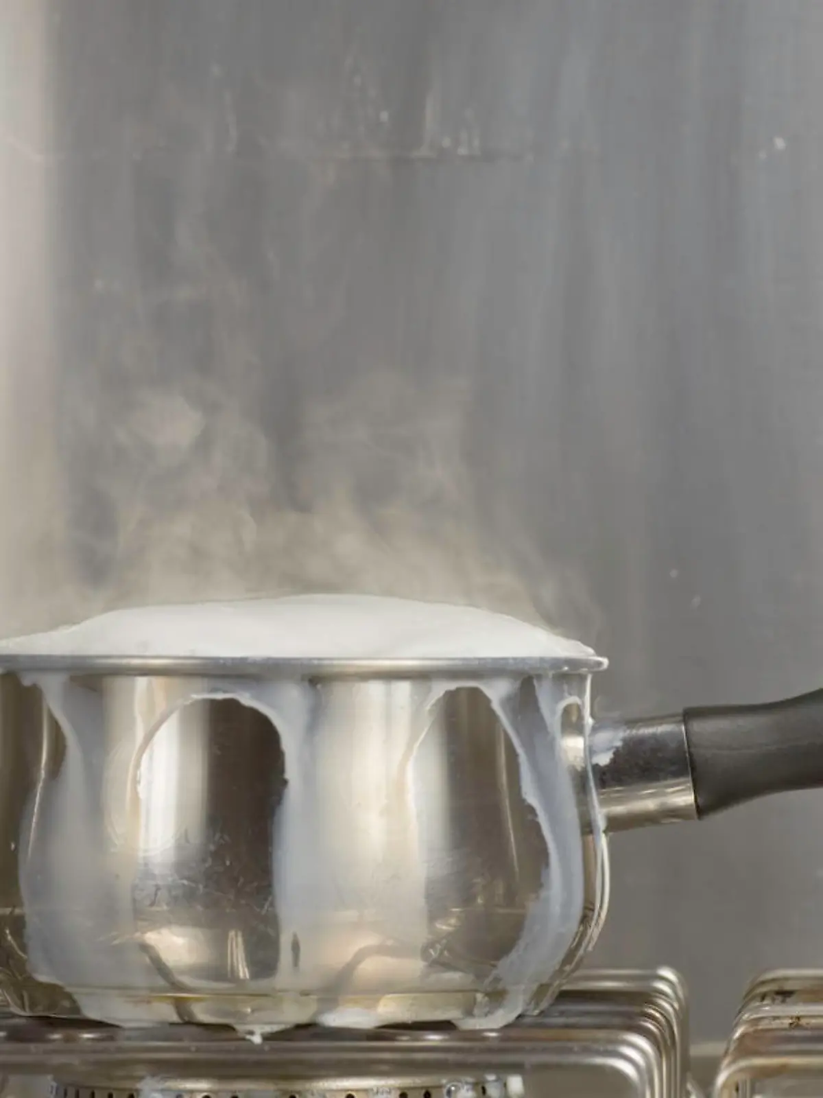 Milch kocht auf Herd über