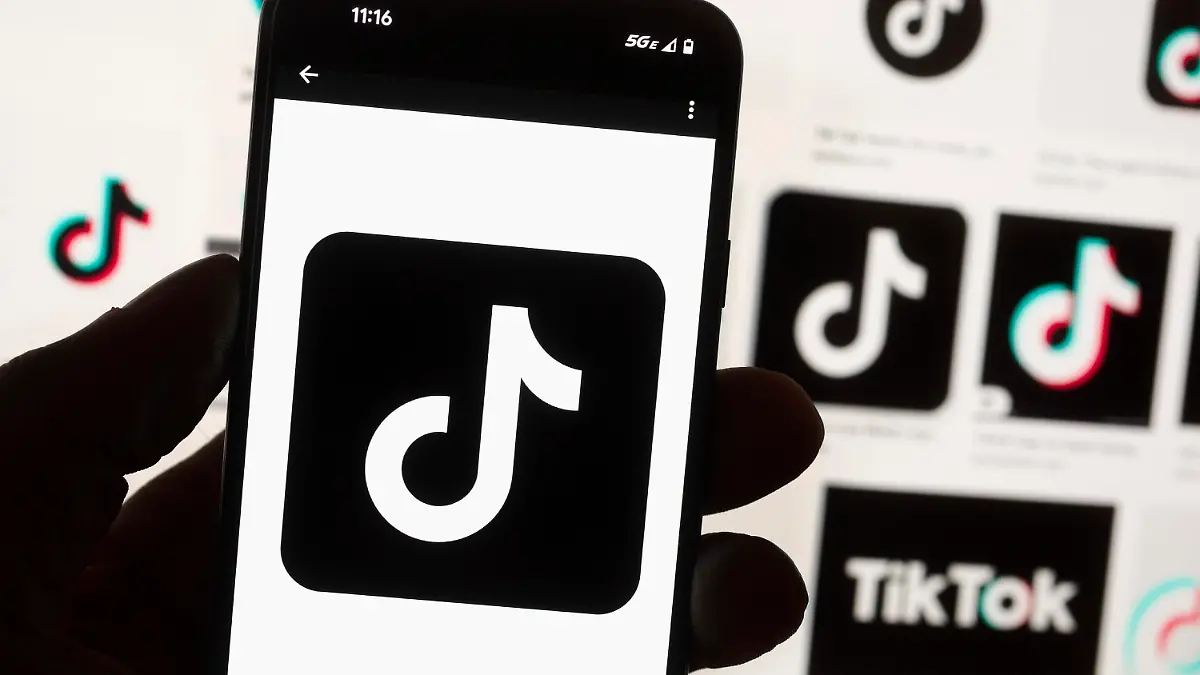 ARCHIV - 14.10.2022, USA, Boston: Das TikTok-Logo ist auf einem Mobiltelefon zu sehen. Der Kurzvideo-Dienst Tiktok wird Daten europäischer Nutzer nach Sicherheitsbedenken hauptsächlich in Europa speichern. (zu dpa «Sorge um Daten: Tiktok richtet mehr Rechenzentren in Europa ein») Foto: Michael Dwyer/AP/dpa +++ dpa-Bildfunk +++