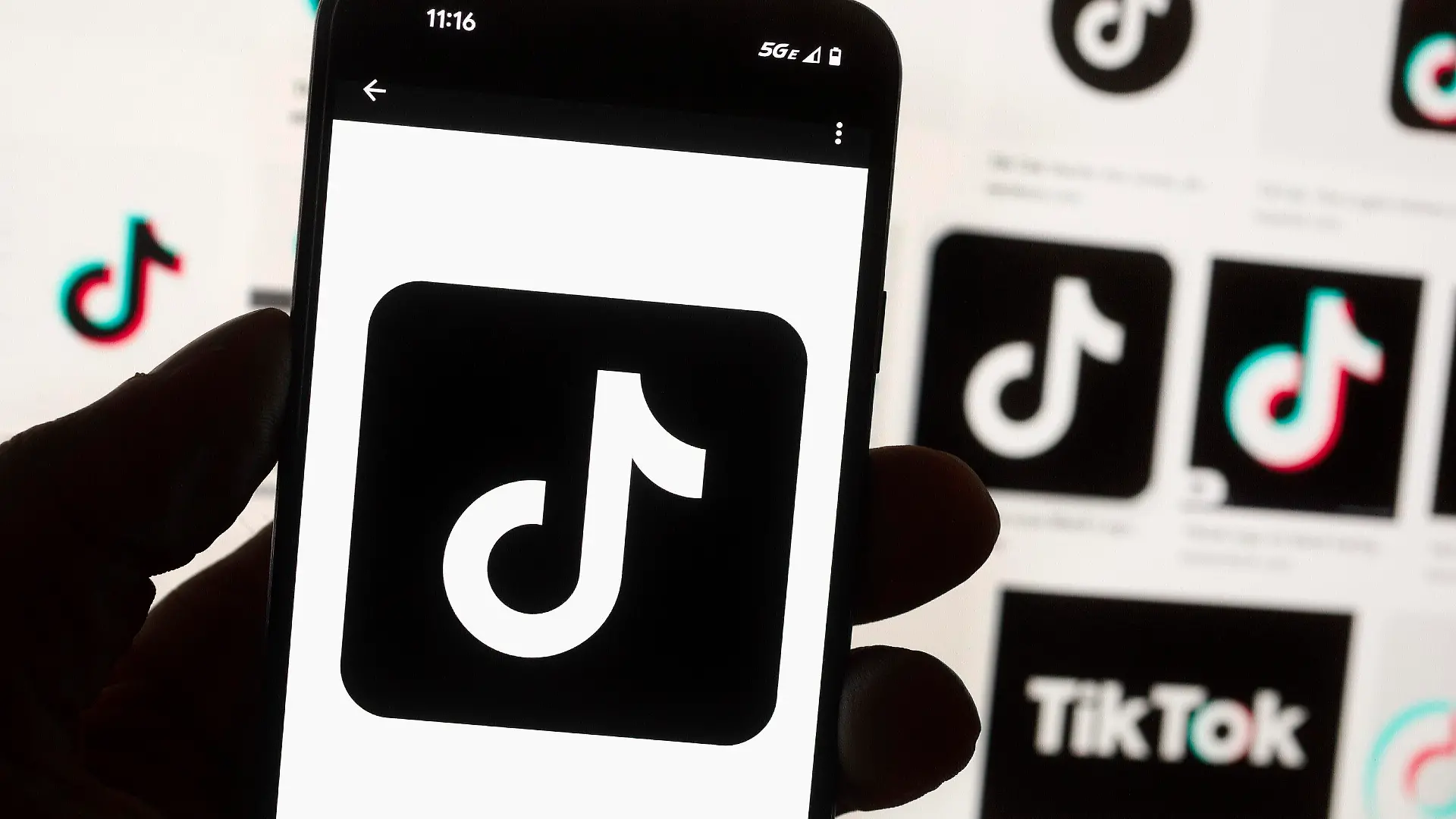 ARCHIV - 14.10.2022, USA, Boston: Das TikTok-Logo ist auf einem Mobiltelefon zu sehen. Der Kurzvideo-Dienst Tiktok wird Daten europäischer Nutzer nach Sicherheitsbedenken hauptsächlich in Europa speichern. (zu dpa «Sorge um Daten: Tiktok richtet mehr Rechenzentren in Europa ein») Foto: Michael Dwyer/AP/dpa +++ dpa-Bildfunk +++