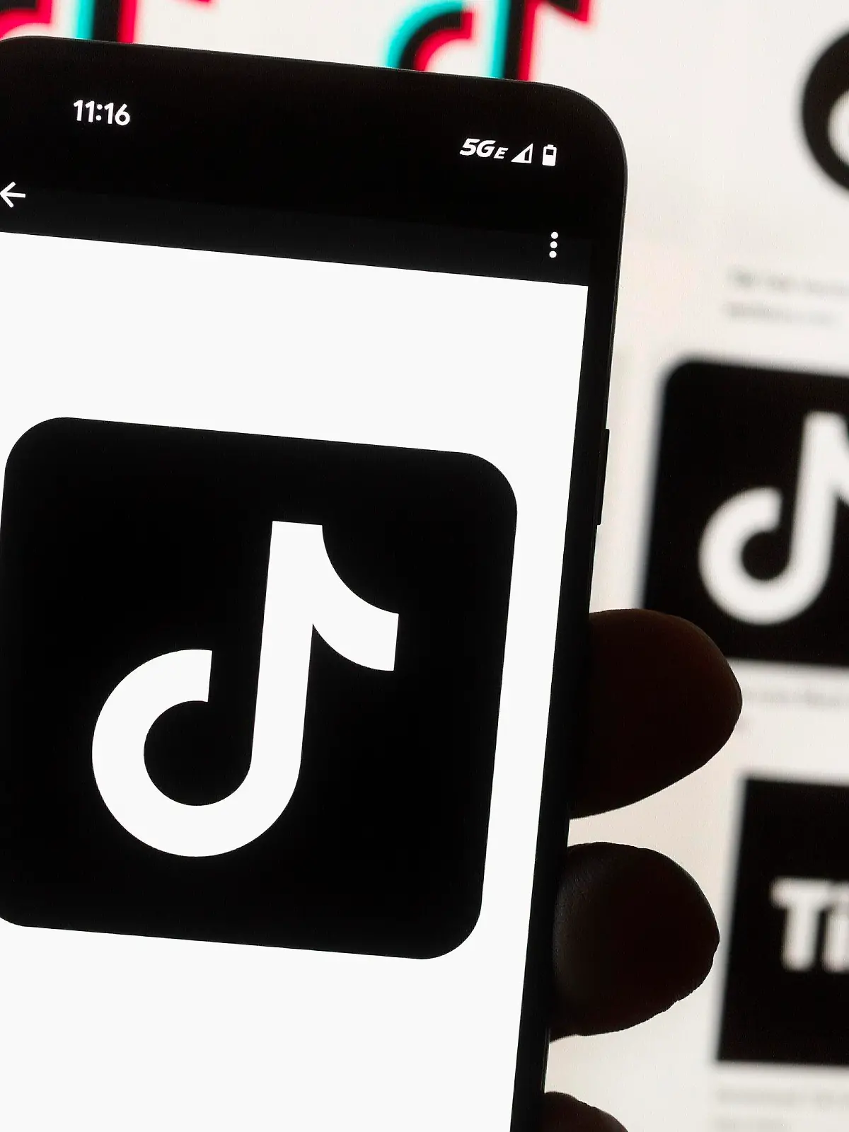 ARCHIV - 14.10.2022, USA, Boston: Das TikTok-Logo ist auf einem Mobiltelefon zu sehen. Der Kurzvideo-Dienst Tiktok wird Daten europäischer Nutzer nach Sicherheitsbedenken hauptsächlich in Europa speichern. (zu dpa «Sorge um Daten: Tiktok richtet mehr Rechenzentren in Europa ein») Foto: Michael Dwyer/AP/dpa +++ dpa-Bildfunk +++
