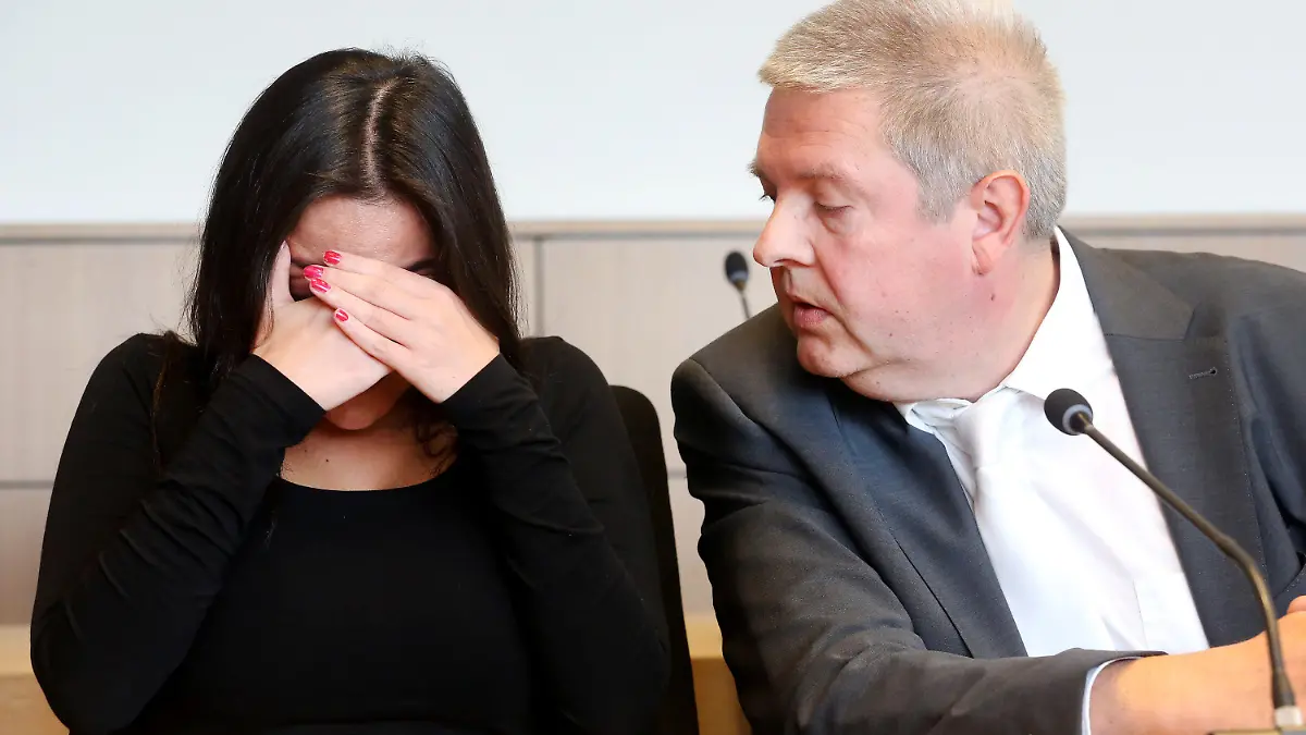 24.09.2019, Nordrhein-Westfalen, Bochum: Die Angeklagte unterhält sich vor Prozessbeginn mit ihrem Anwalt Oliver B. Gaertner. Die 26-jährige Frau aus Bochum soll sich als Heilpraktikerin ausgegeben und aus ihrer Wohnung heraus zahlreichen Kundinnen mit Hyaluronsäure die Lippen aufgespritzt haben. Angeklagt sind 35 Fälle der gefährlichen Körperverletzung und des Betruges. Foto: Roland Weihrauch/dpa +++ dpa-Bildfunk +++