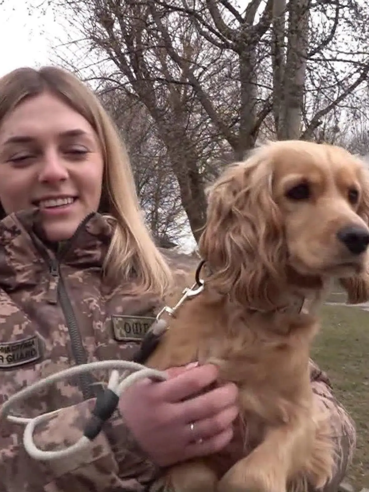 Ihr kleiner Hund bringt Alina Ablenkung und Hoffnung, dass am Ende alles wieder gut wird.