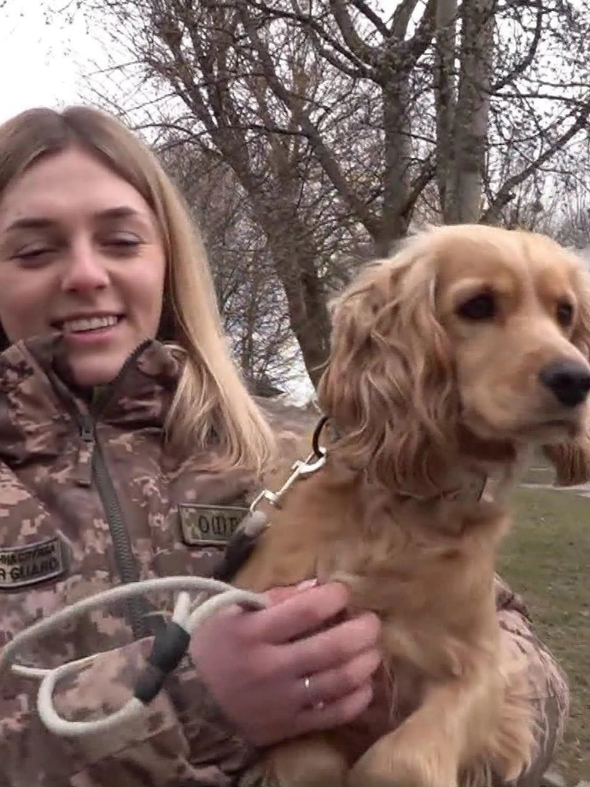 Ihr kleiner Hund bringt Alina Ablenkung und Hoffnung, dass am Ende alles wieder gut wird.