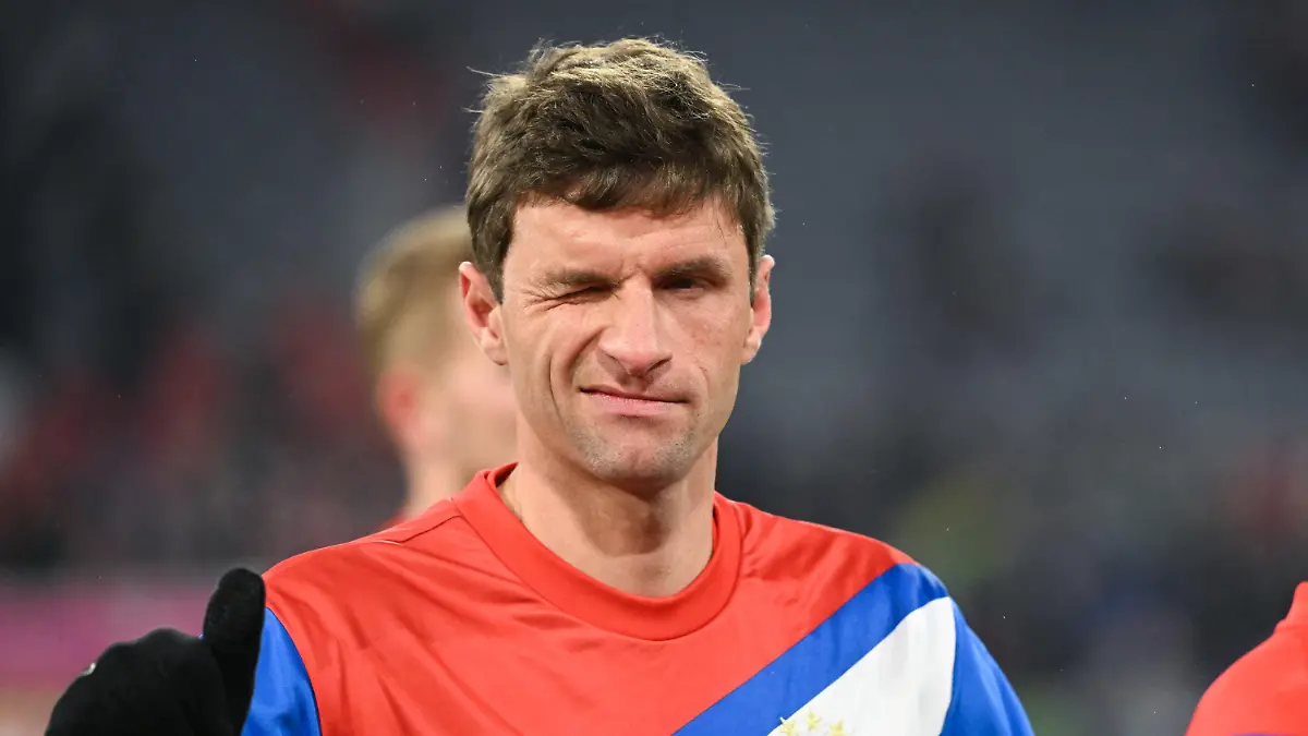 ARCHIV - 28.01.2023, Bayern, München: Fußball: Bundesliga, Bayern München - Eintracht Frankfurt, 18. Spieltag in der Allianz Arena, Münchens Thomas Müller zwinkert. (zu dpa:  Prominente wie Thomas Müller geben Kindern Tipps gegen die Angst) Foto: Sven Hoppe/dpa +++ dpa-Bildfunk +++