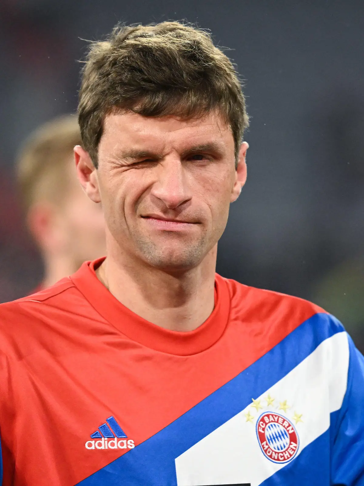 ARCHIV - 28.01.2023, Bayern, München: Fußball: Bundesliga, Bayern München - Eintracht Frankfurt, 18. Spieltag in der Allianz Arena, Münchens Thomas Müller zwinkert. (zu dpa:  Prominente wie Thomas Müller geben Kindern Tipps gegen die Angst) Foto: Sven Hoppe/dpa +++ dpa-Bildfunk +++