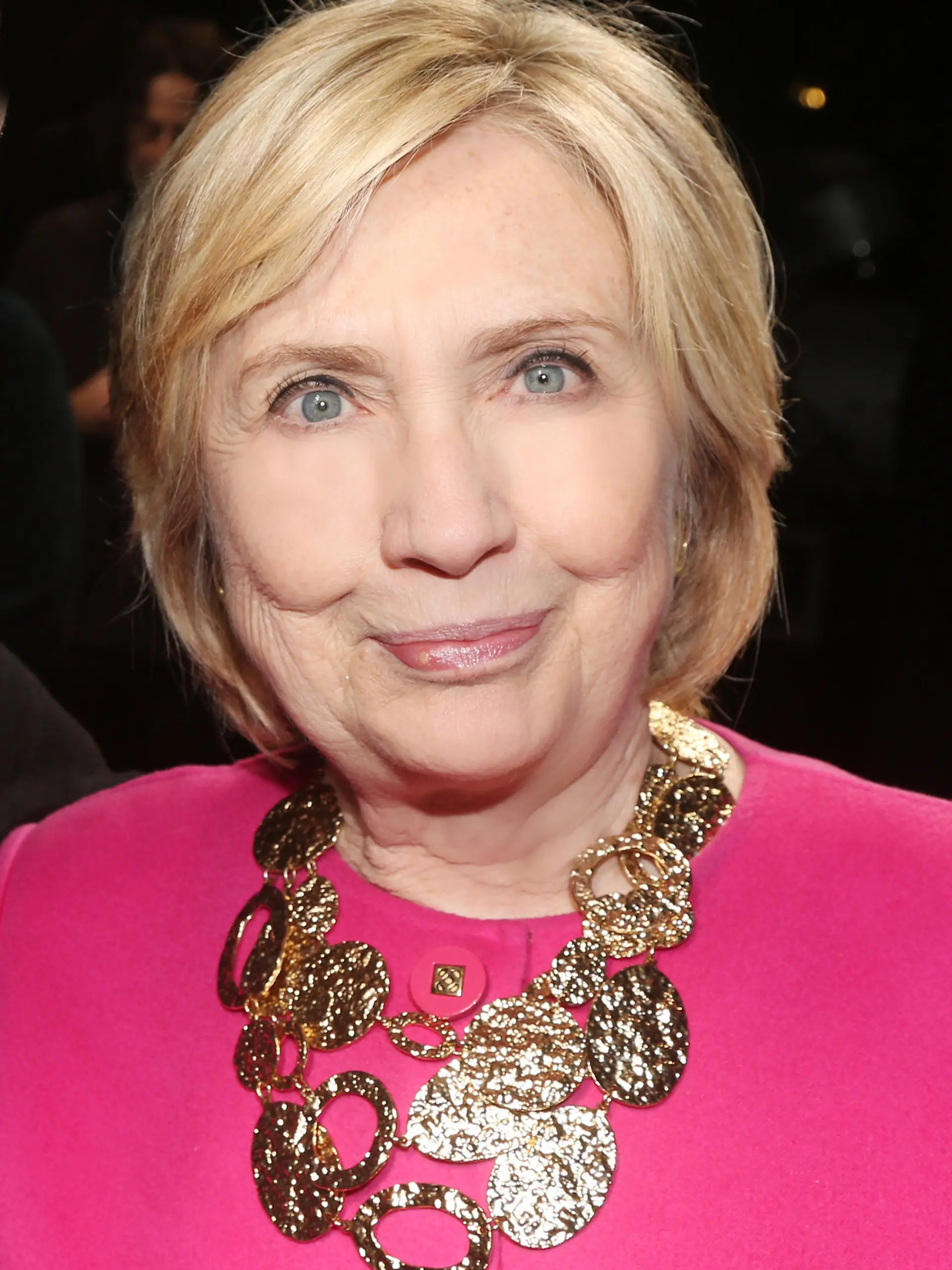 Hillary Clinton (72) hat sich optisch ganz schön verändert. Mit deutlich aufgepolsterten Wangen und ohne Tränensäcke zeigte sie sich bei einer Musicalpremiere am Broadway.