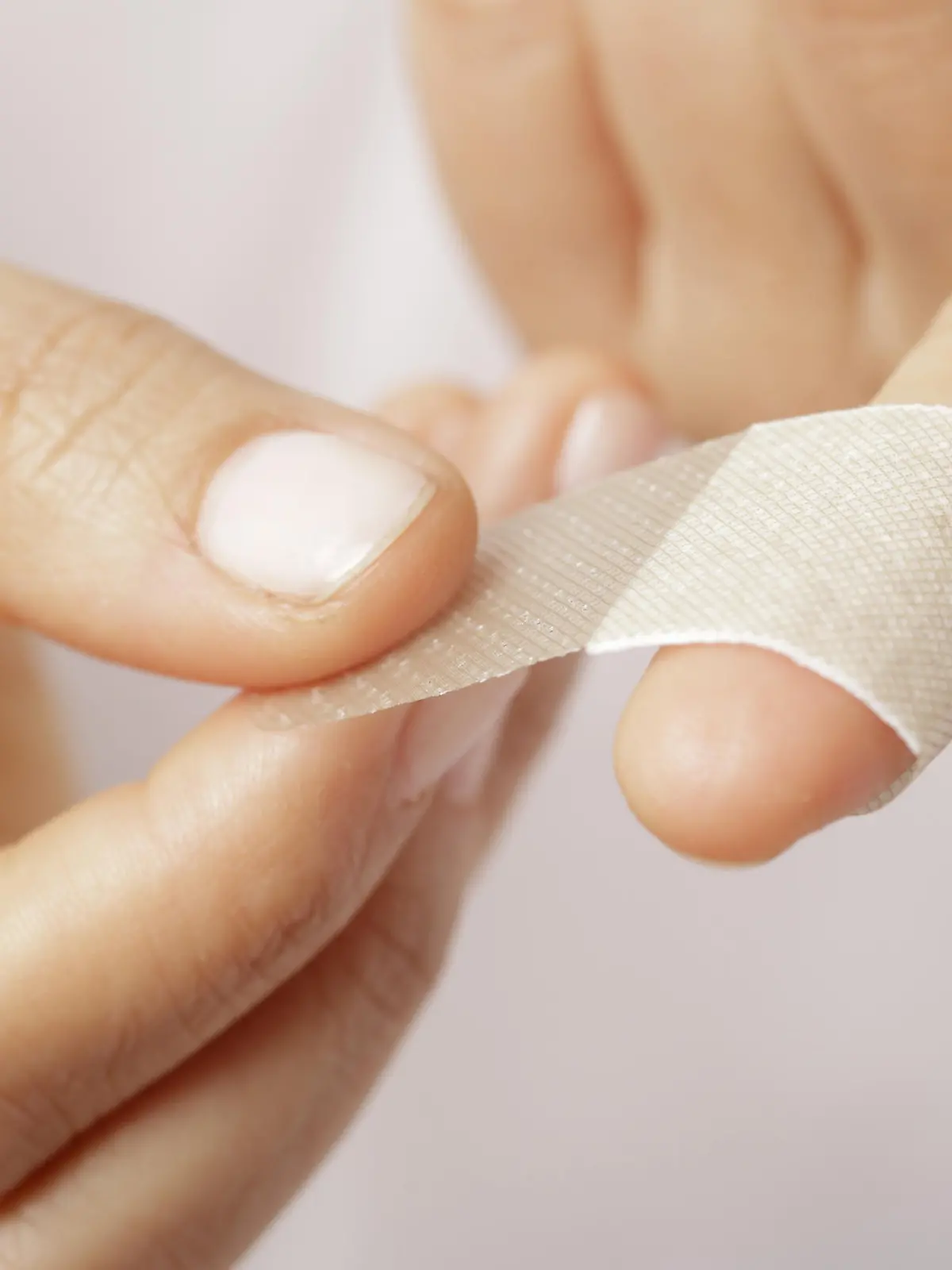 Ein Schnitt in den Finger ist schnell passiert. Pflaster drauf und gut ist. Aber viele kennen das Problem: Das Pflaster rutscht. Vielleicht liegt es an der falschen Klebetechnik. Wie es richtig geht, erfahren Sie im Video.