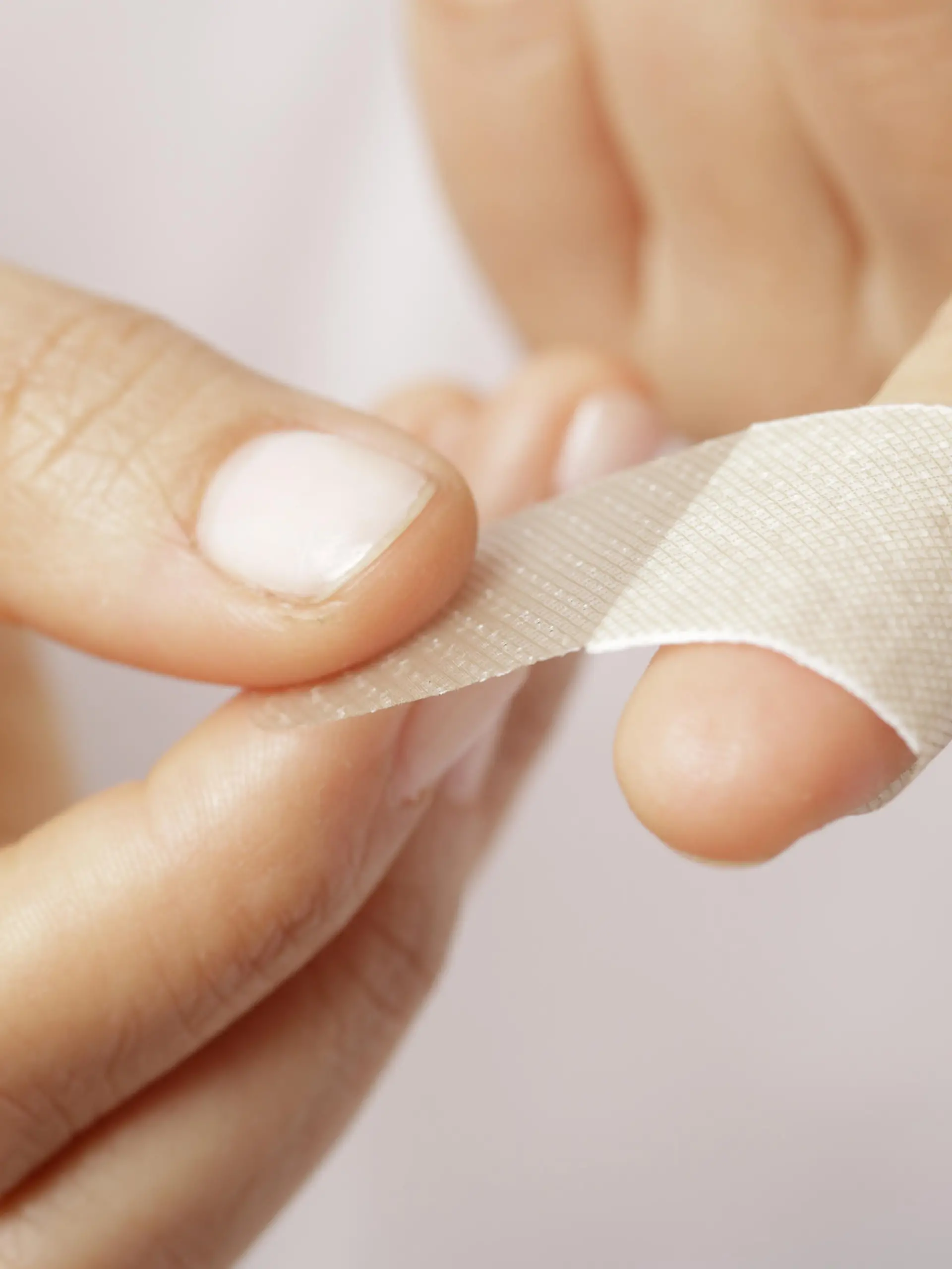 Ein Schnitt in den Finger ist schnell passiert. Pflaster drauf und gut ist. Aber viele kennen das Problem: Das Pflaster rutscht. Vielleicht liegt es an der falschen Klebetechnik. Wie es richtig geht, erfahren Sie im Video.