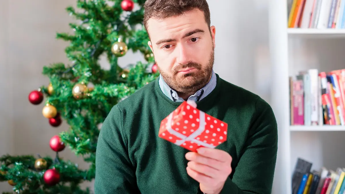 Mann ist nicht begeistert von seinem Weihnachtsgeschenk