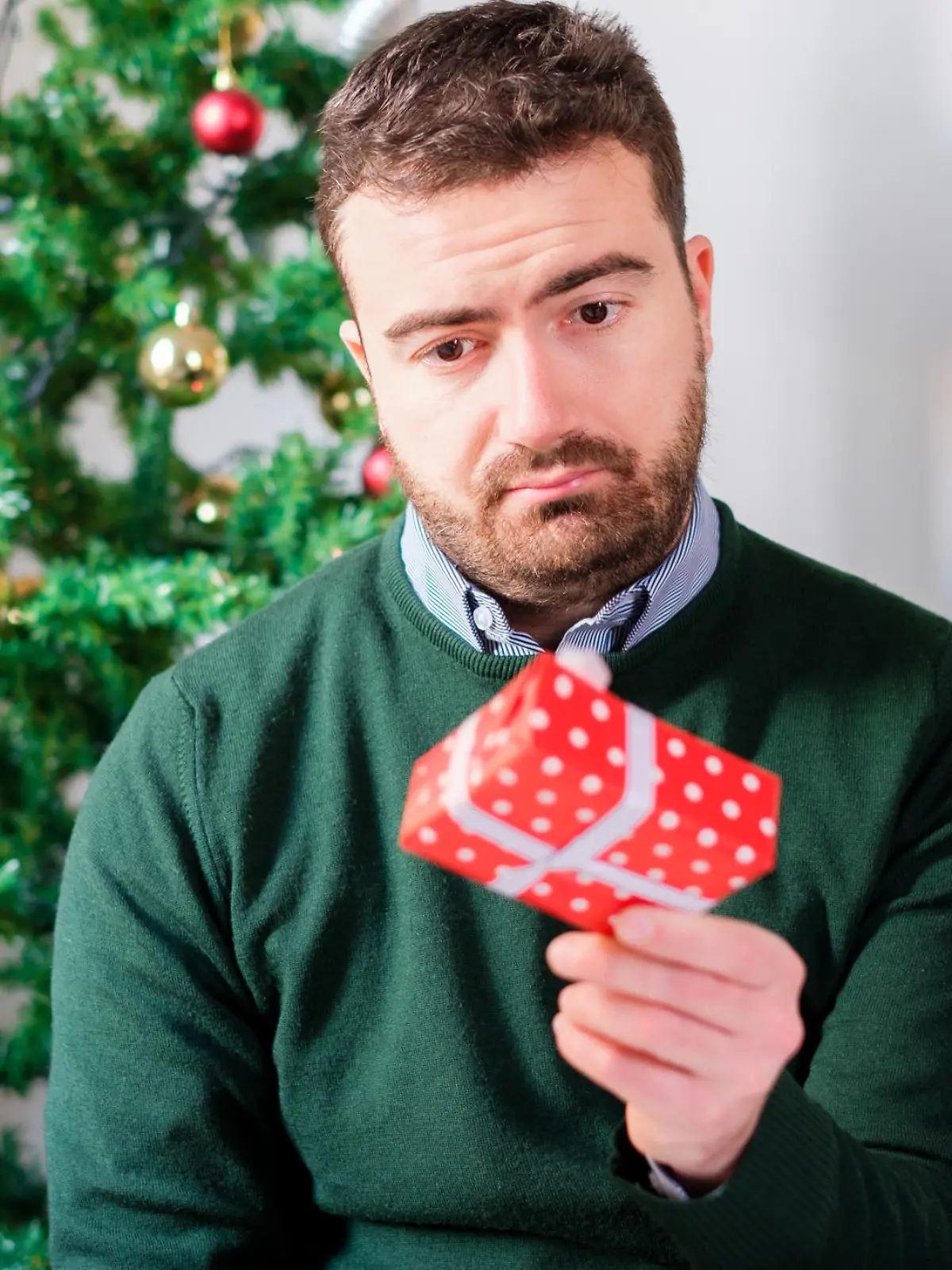 Mann ist nicht begeistert von seinem Weihnachtsgeschenk