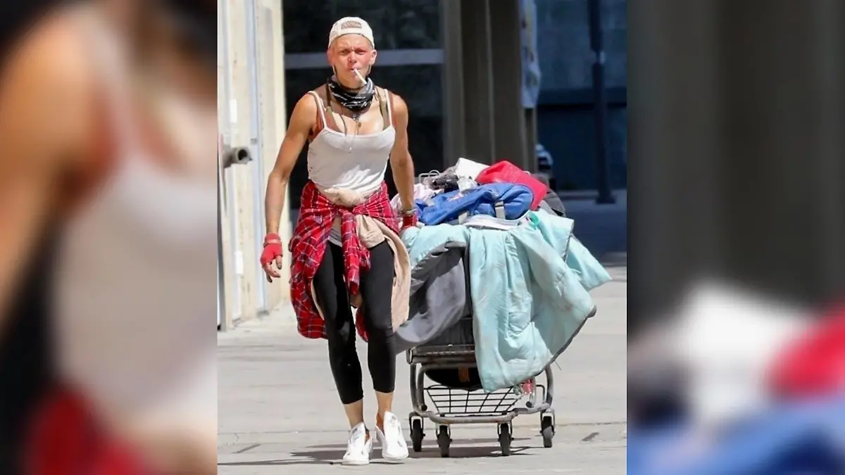 Loni Willison zieht einen Einkaufswagen hinter sich her.