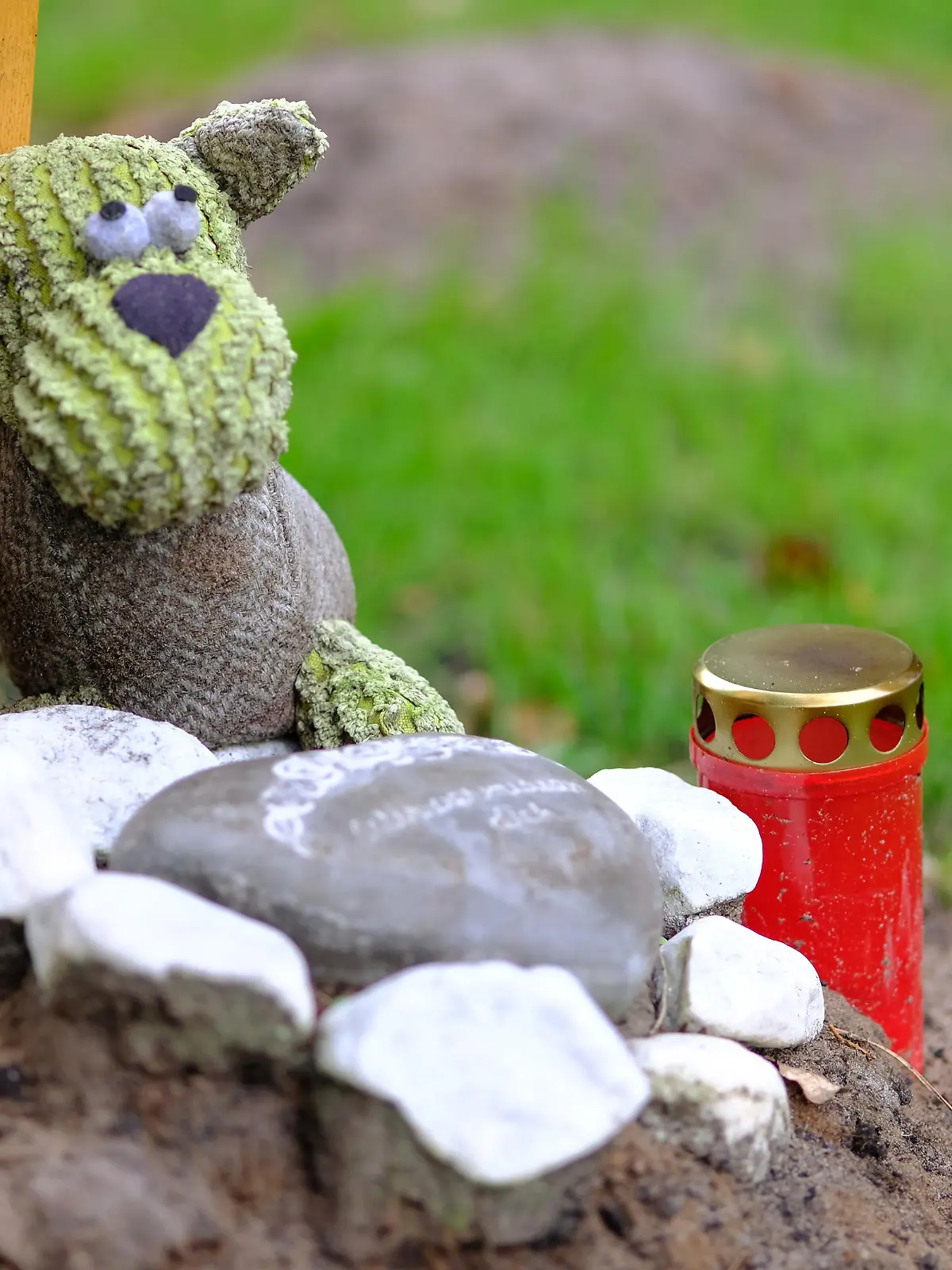 Ein Tiergrab auf dem Tierfriedhof Achternmeer, aufgenommen am 04.09.2019 in Wardenburg (Niedersachen). Foto: Markus Hibbeler | Verwendung weltweit