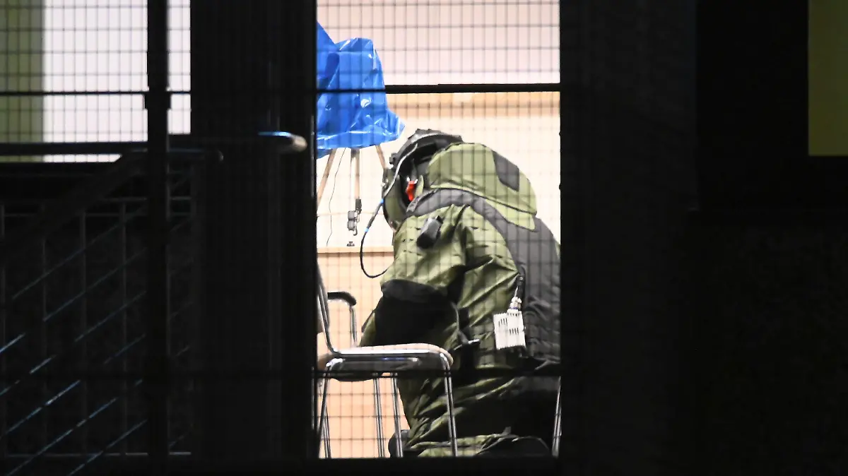 09.03.2023, Hamburg: Ein Bombenentschärfer der Polizei Hamburg arbeitet in voller Schutzkleidung in einem Gebäude der Zeugen Jehovas in Hamburg. Bei Schüssen in einer Veranstaltung der Zeugen Jehovas sind am Donnerstagabend mehrere Menschen getötet und einige Personen verletzt worden. Foto: Jonas Walzberg/dpa +++ dpa-Bildfunk +++