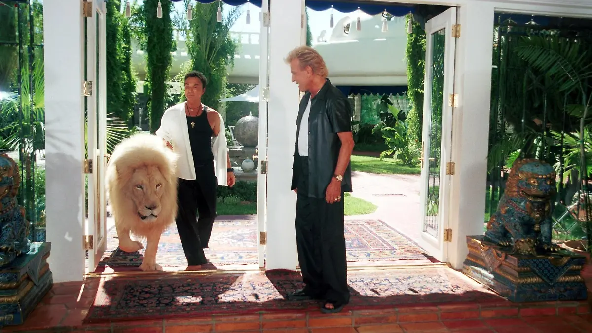 Siegfried & Roy (li.), Homestory, "Dschungel Palast", Las Vegas/Nevada/USA, Garten, Löwe, weisser Löwe, P.-Nr:383, Künstlernamen, Siegfried Fischbacher, Roy Uwe Ludwig Horn, Magier, Magierduo, Illusionisten, Illusionistenduo, Promis, Prominente, Prominenter, (Photo by Peter Bischoff/Getty Images)