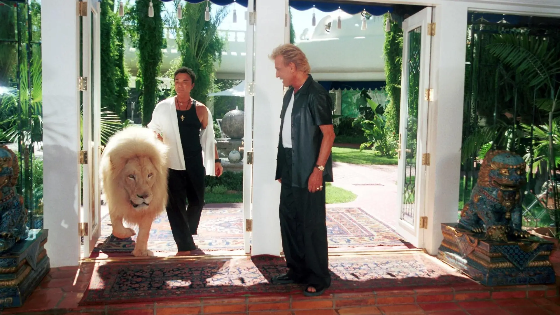 Siegfried & Roy (li.), Homestory, "Dschungel Palast", Las Vegas/Nevada/USA, Garten, Löwe, weisser Löwe, P.-Nr:383, Künstlernamen, Siegfried Fischbacher, Roy Uwe Ludwig Horn, Magier, Magierduo, Illusionisten, Illusionistenduo, Promis, Prominente, Prominenter, (Photo by Peter Bischoff/Getty Images)