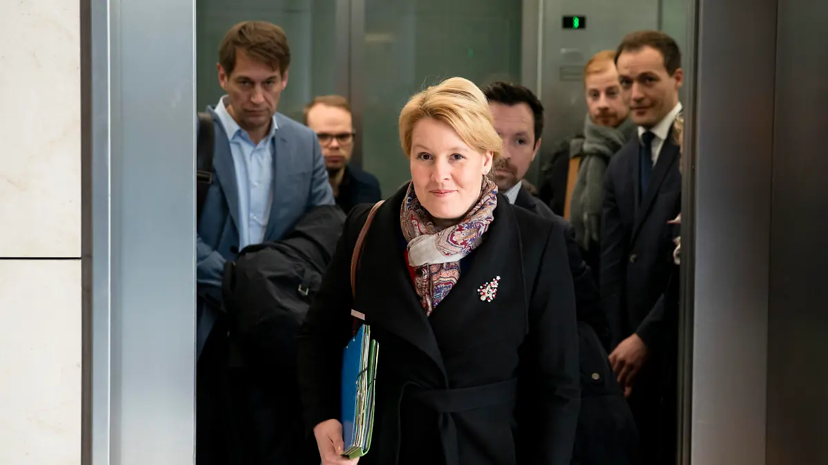  Bundesfamilienministerin Franziska Giffey kommt zur Fraktionssitzung der SPD im Bundestag in Berlin am 10. Dezember 2019. Fraktionssitzung der SPD im Bundestag *** Federal Family Minister Franziska Giffey attends SPD parliamentary group meeting in the Bundestag in Berlin on 10 December 2019 SPD parliamentary group meeting in the Bundestag