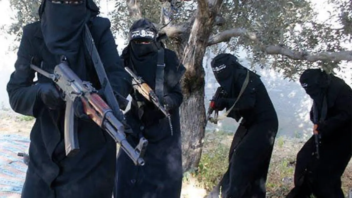 ARCHIV - Screenshot eines Propagandavideos der IS-Miliz zeigt voll verschleierte Frauen mit Gewehren, die angeblich in der syrischen Stadt Al-Rakka operieren (undatiert). Die Frauen gehören angeblich der Al-Chansaa-Brigade an. Al-Chansaa bedeutet «Gazelle«. Es ist eine IS-Kampfeinheit, die nur aus Dschihadistinnen besteht. Immer mehr junge Frauen aus Deutschland folgen dem Ruf der Terrormiliz Islamischer Staat (IS) zum Dschihad in Syrien oder im Irak - und immer mehr Dschihadisten sterben. Foto: Syriadeeply.org/S/dpa (ACHTUNG: dpa nutzt das Bild von einer alternativen Quelle und kann keine Gewähr für den Wahrheitsgehalt und den genauen Ort geben - Nur zur redaktionellen Verwendung - Bestmögliche Qualität) +++(c) dpa - Bildfunk+++
