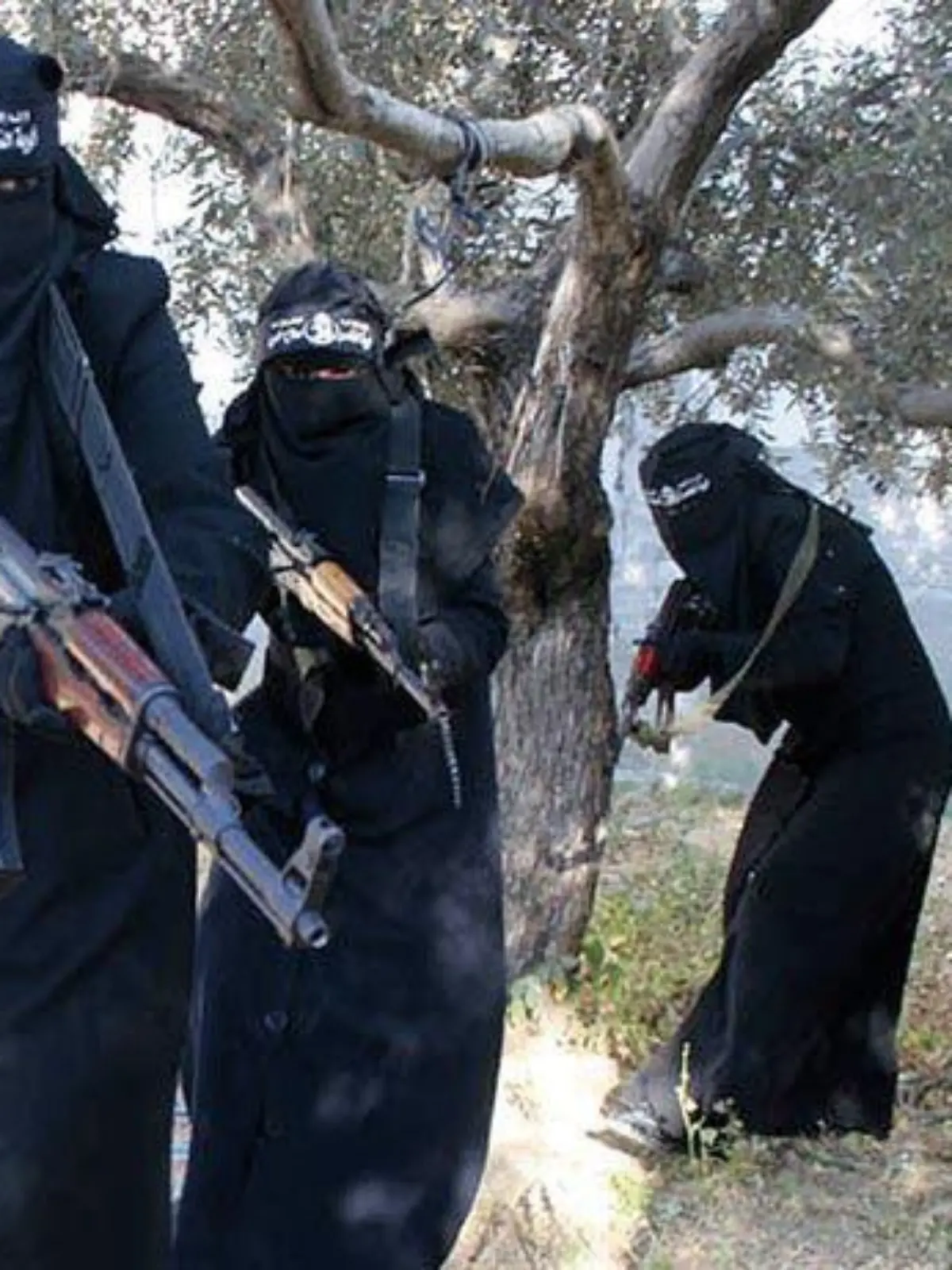 ARCHIV - Screenshot eines Propagandavideos der IS-Miliz zeigt voll verschleierte Frauen mit Gewehren, die angeblich in der syrischen Stadt Al-Rakka operieren (undatiert). Die Frauen gehören angeblich der Al-Chansaa-Brigade an. Al-Chansaa bedeutet «Gazelle«. Es ist eine IS-Kampfeinheit, die nur aus Dschihadistinnen besteht. Immer mehr junge Frauen aus Deutschland folgen dem Ruf der Terrormiliz Islamischer Staat (IS) zum Dschihad in Syrien oder im Irak - und immer mehr Dschihadisten sterben. Foto: Syriadeeply.org/S/dpa (ACHTUNG: dpa nutzt das Bild von einer alternativen Quelle und kann keine Gewähr für den Wahrheitsgehalt und den genauen Ort geben - Nur zur redaktionellen Verwendung - Bestmögliche Qualität) +++(c) dpa - Bildfunk+++