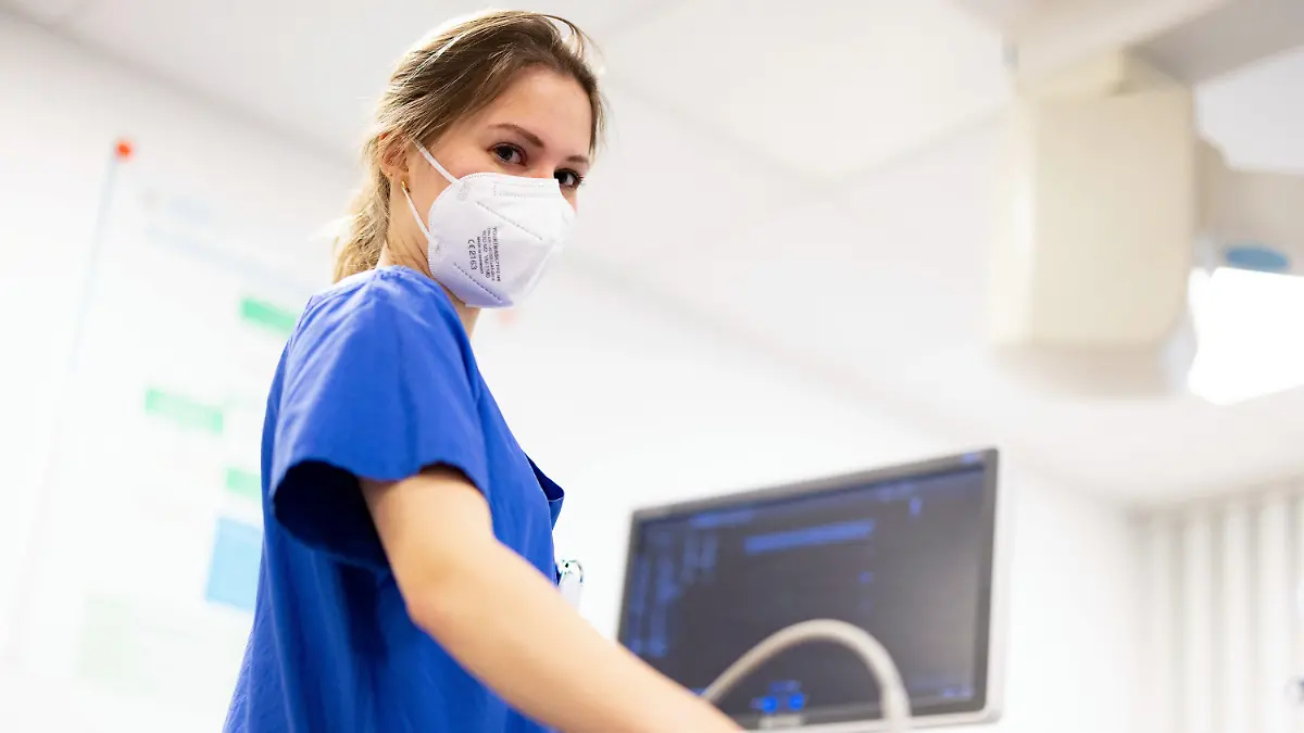 PRODUKTION - 02.03.2023, Nordrhein-Westfalen, Essen: Stella Lingen ist angehende Ärztin, sie arbeitet mit Tourette-Syndrom in der Krankenhaus-Notaufnahme der evangelischen Kliniken Essen-Mitte. Hier arbeitet sie mit einem Ultraschallgerät.       (zu dpa "Ärztin mit Tourette-Syndrom: Im Alltag trotz «Hitler» und «Hurensohn»") Foto: Christoph Reichwein/dpa +++ dpa-Bildfunk +++