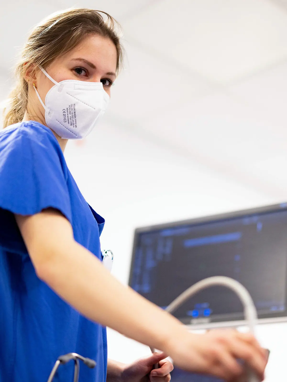 PRODUKTION - 02.03.2023, Nordrhein-Westfalen, Essen: Stella Lingen ist angehende Ärztin, sie arbeitet mit Tourette-Syndrom in der Krankenhaus-Notaufnahme der evangelischen Kliniken Essen-Mitte. Hier arbeitet sie mit einem Ultraschallgerät.       (zu dpa "Ärztin mit Tourette-Syndrom: Im Alltag trotz «Hitler» und «Hurensohn»") Foto: Christoph Reichwein/dpa +++ dpa-Bildfunk +++