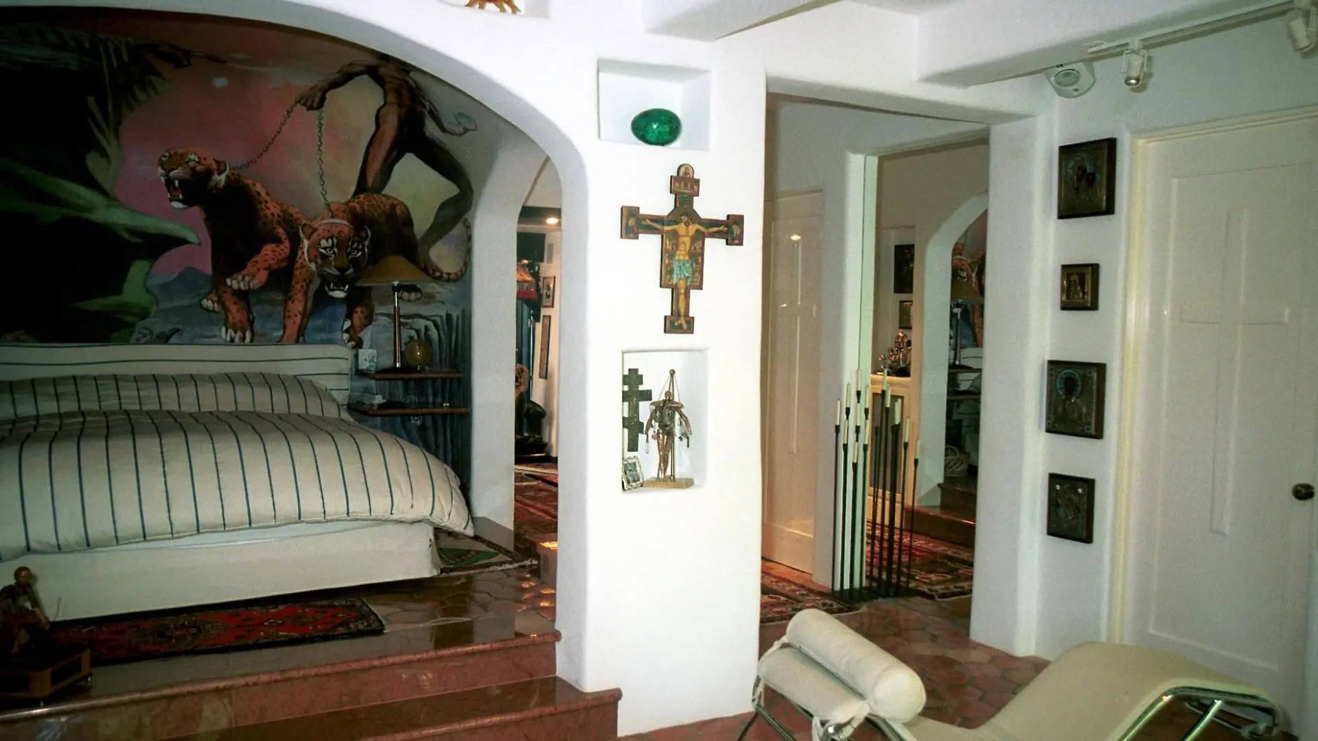 Siegfried & Roy, Homestory, "Dschungel Palast", Las Vegas/Nevada/USA, Roy`s Schlafzimmer, Christusfigur, Bett, (Photo by Peter Bischoff/Getty Images)