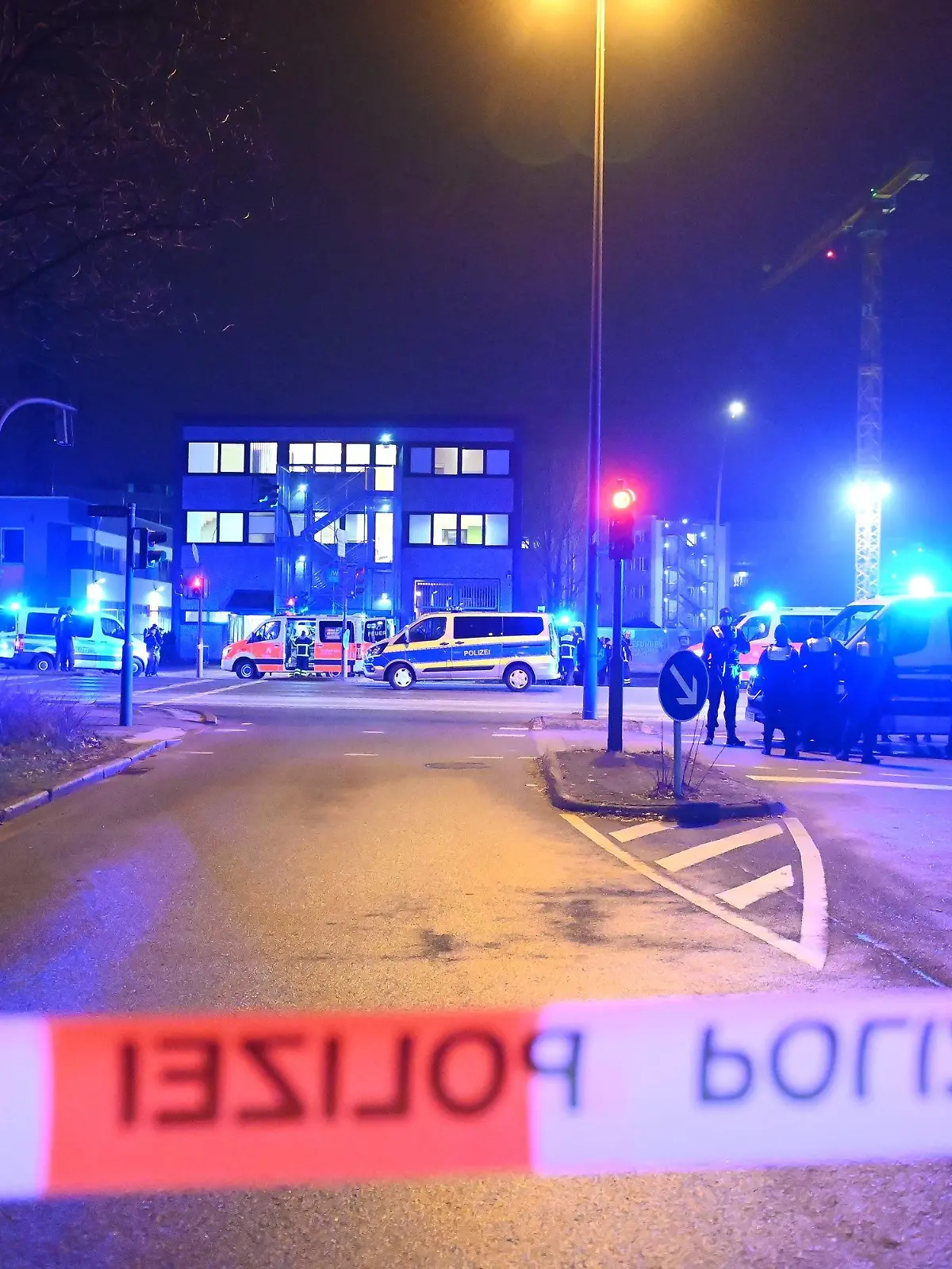 09.03.2023, Hamburg: Polizisten und Helfer sind
in Hamburg im Einsatz. Es sind Schüsse gefallen und die Polizei ist mit starken Kräften vor Ort. Foto: Jonas Walzberg/dpa +++ dpa-Bildfunk +++