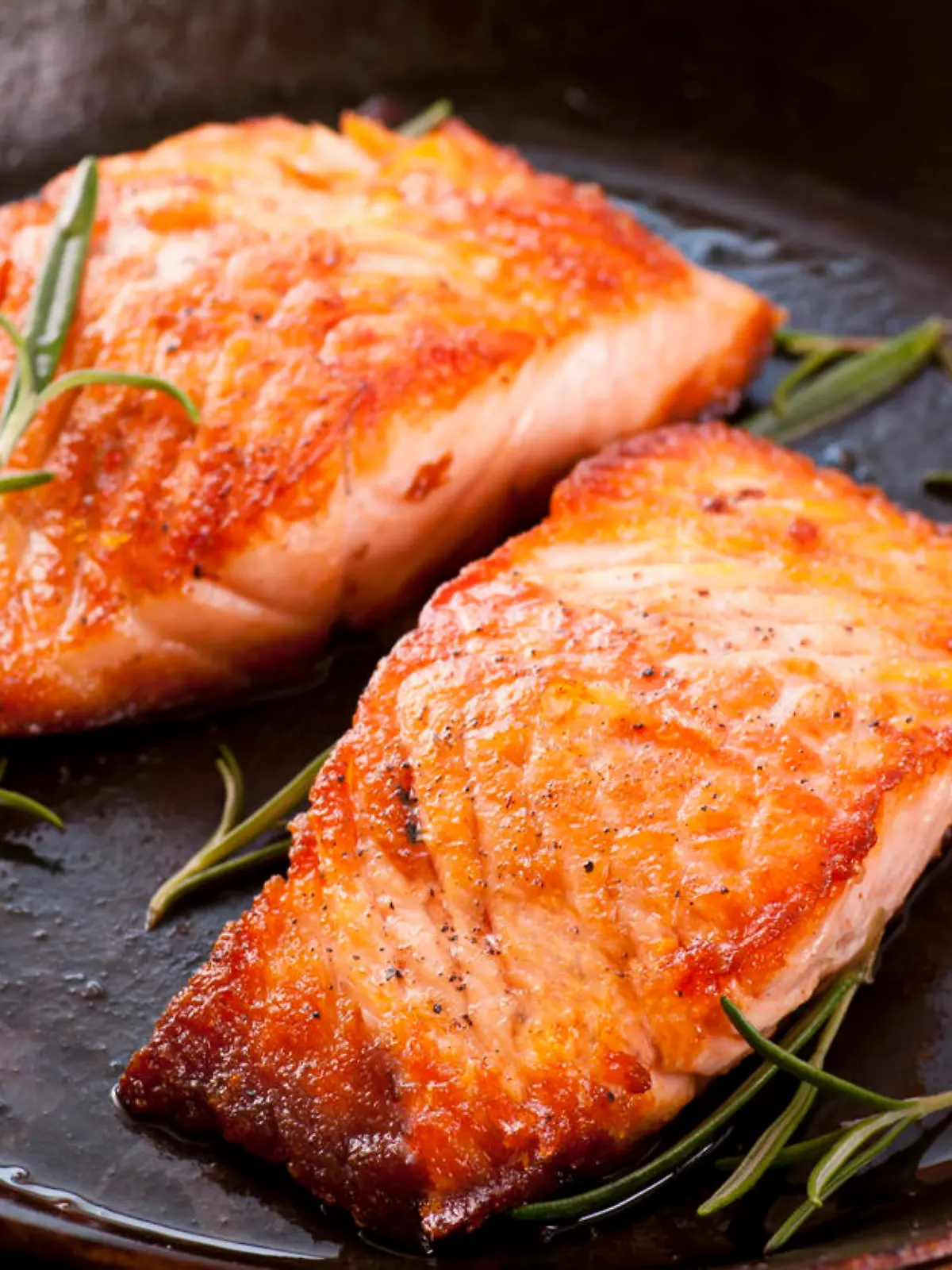 Saftiger Lachs aus der Pfanne