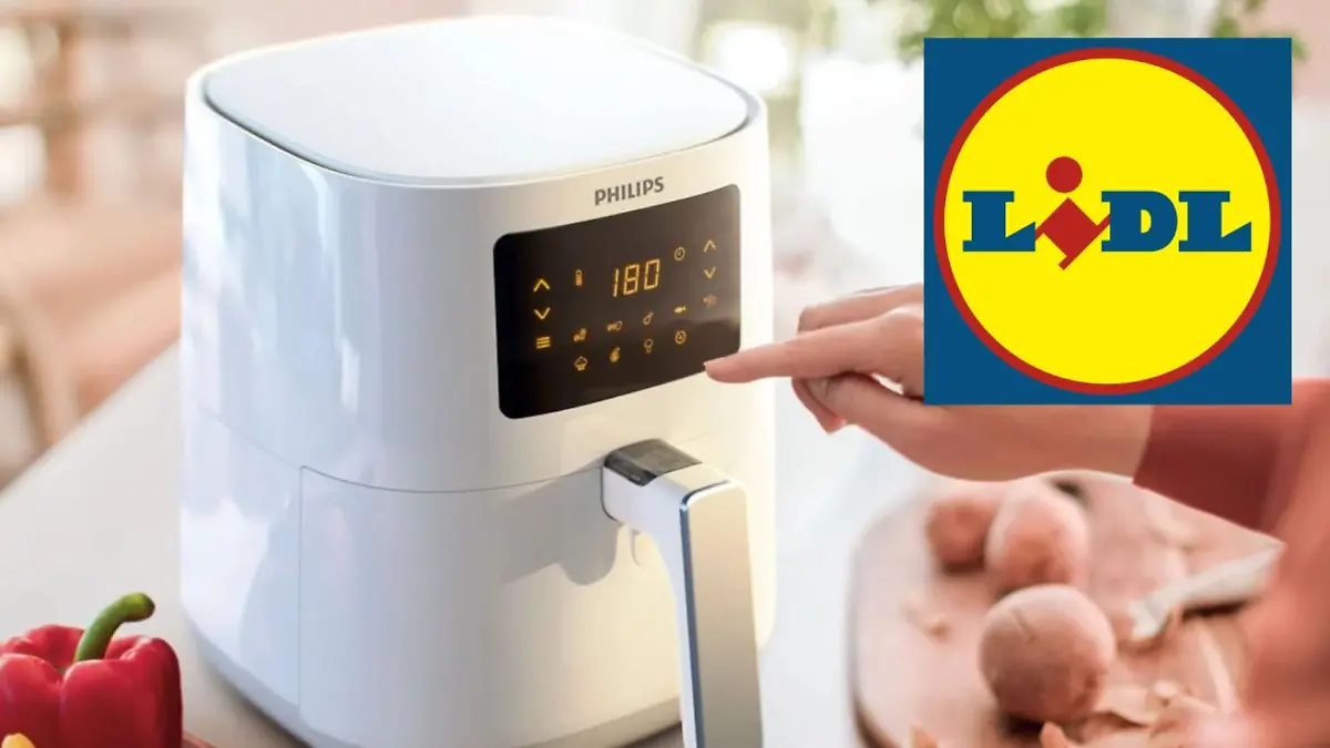 Eine Frau bedient den Philips Airfryer