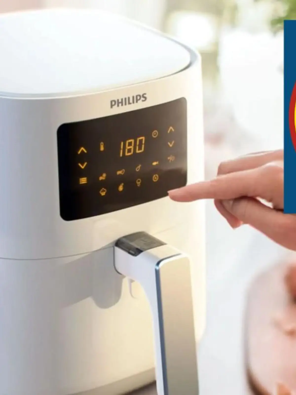 Eine Frau bedient den Philips Airfryer