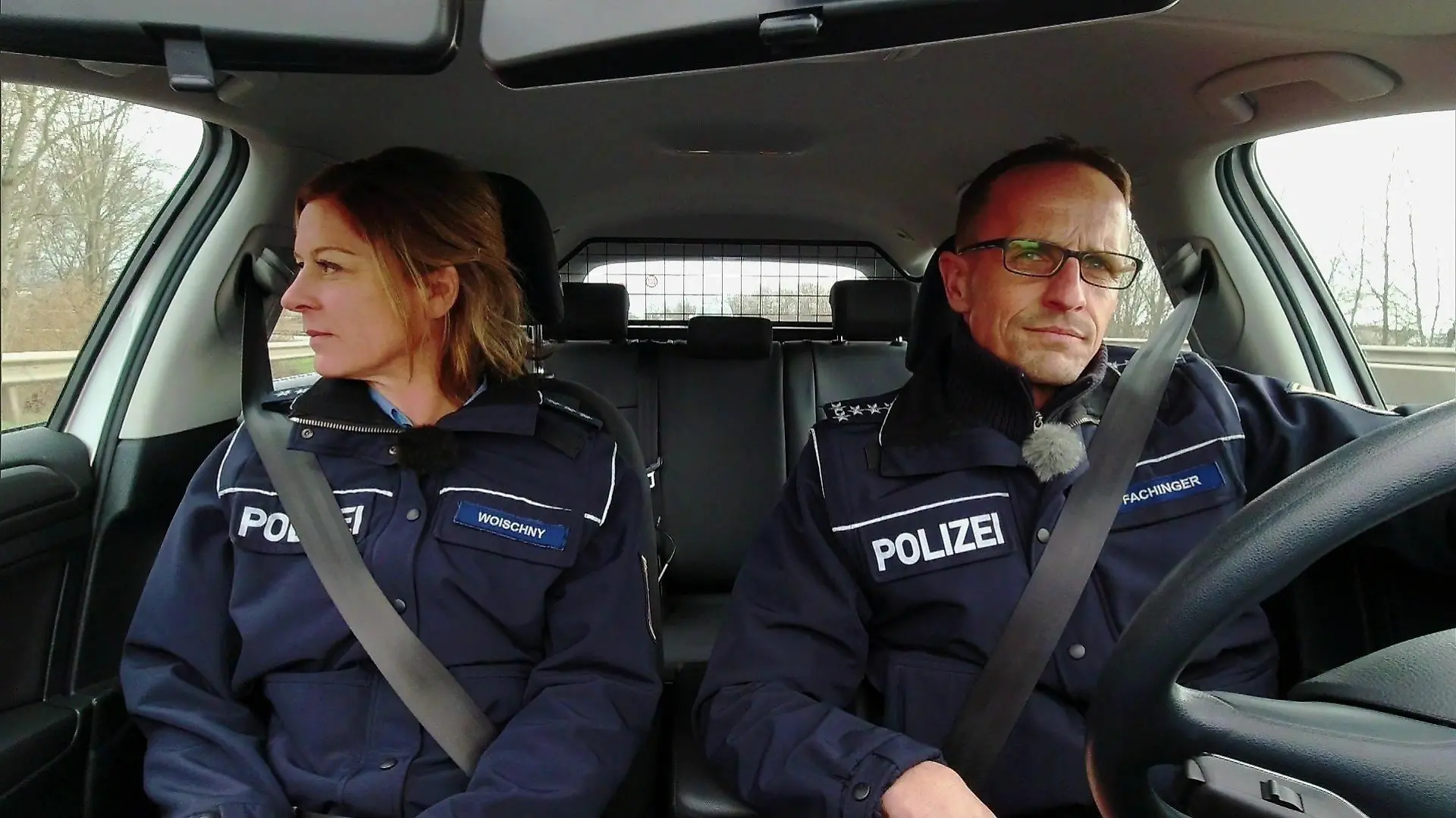 Bianca Woischky und Jürgen Fachinger suchen nach dem Besitzer oder der Besitzerin des Einhorns.
