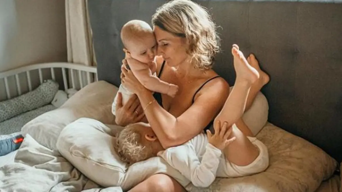 Janni Hönscheid mit Sohn Emil-Ocean (2) und Tochter Yoko.