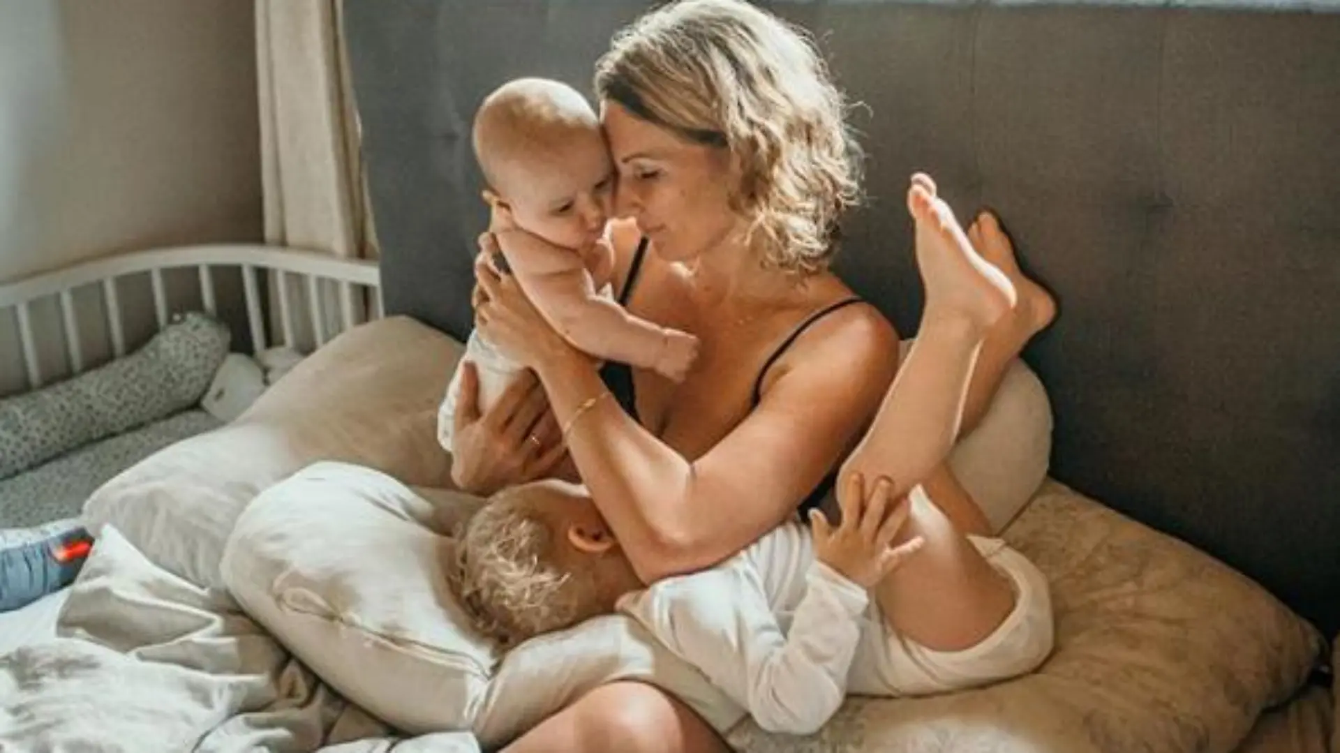 Janni Hönscheid mit Sohn Emil-Ocean (2) und Tochter Yoko.