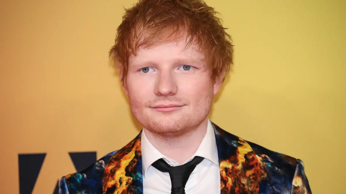 ARCHIV - 14.11.2021, Ungarn, Budapest: Ed Sheeran, Sänger aus Großbritannien, kommt zur Verleihung der MTV Europe Music Awards (EMA) in der Papp Laszlo Budapest Sportarena. (zu dpa «Ed Sheeran über seine Tochter: «Hat mir einen Sinn gegeben») Foto: Vianney Le Caer/Invision/AP/dpa +++ dpa-Bildfunk +++