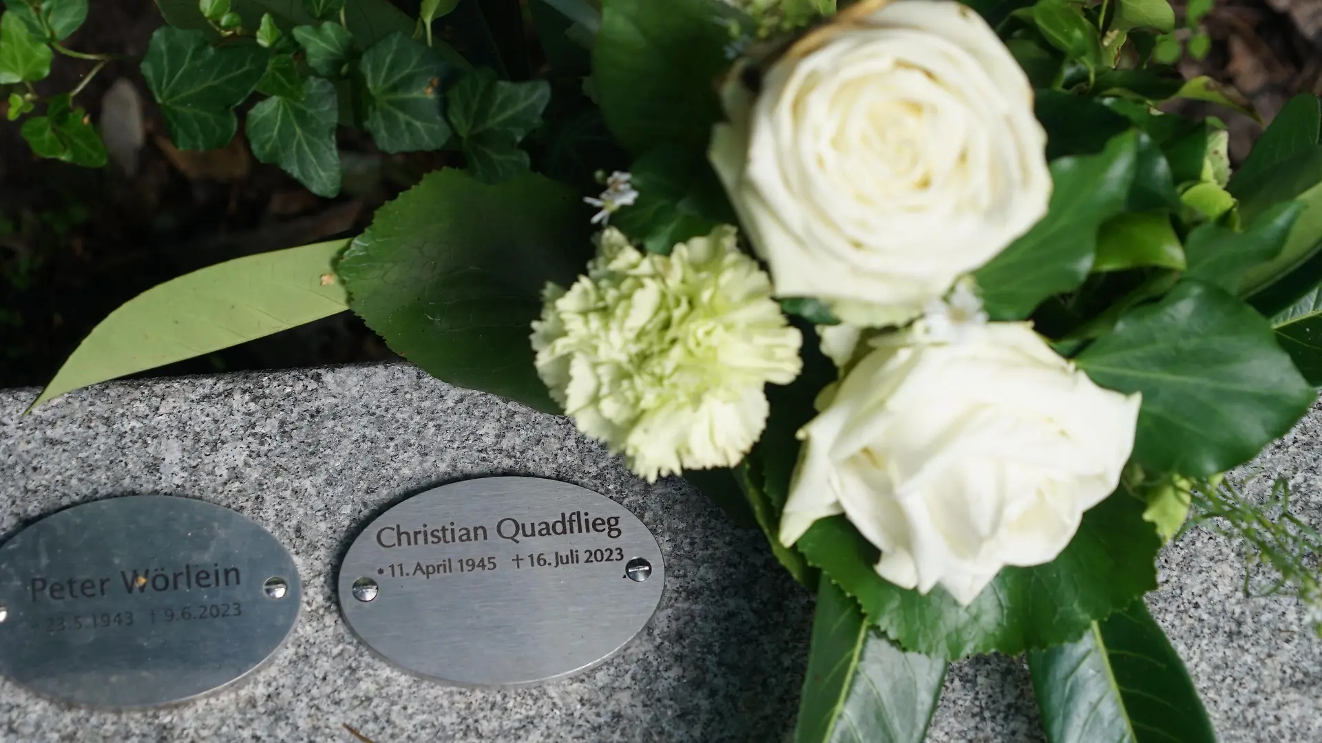 Eine Metallplatte weißt auf seine Grabstelle hin
Der Mitte Juli verstorbene Schauspieler Christian Quadflieg wurde ende letzter Woche in aller Stille und nur im Beisein des ensten Familienkreis beigesetzt. Eine Metallplatte auf einem Stein der für mehrere Namen ausgelegt ist weißt auf seine Grabstelle hin / 160823