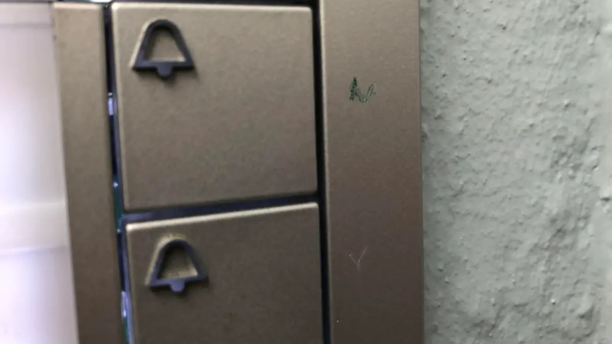 Mysteriösen Zeichen an Klingeln in Hamburg.