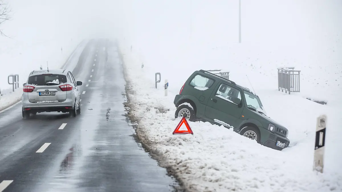 Egstedt , 010416 , Wintereinbruch in Thüringen , Unfall , Auto in Strassengraben
Egstedt Onset of winter in Thuringia Accident Car in Ditch