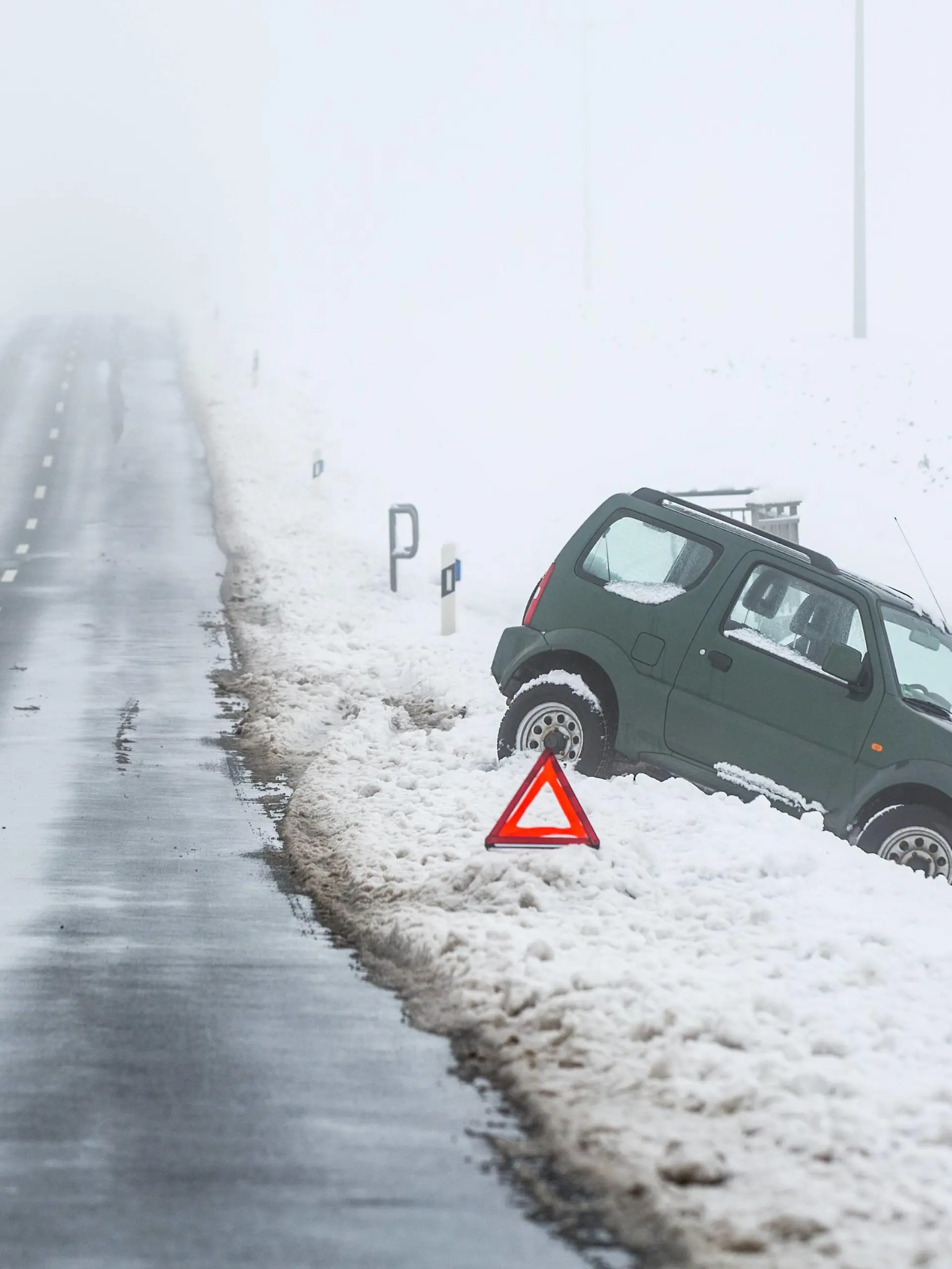 Egstedt , 010416 , Wintereinbruch in Thüringen , Unfall , Auto in Strassengraben

Egstedt  Onset of winter in Thuringia Accident Car in Ditch
