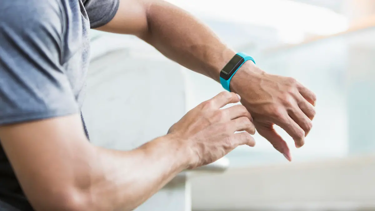 Fitnesstracker zeigt gelaufene Schritte an