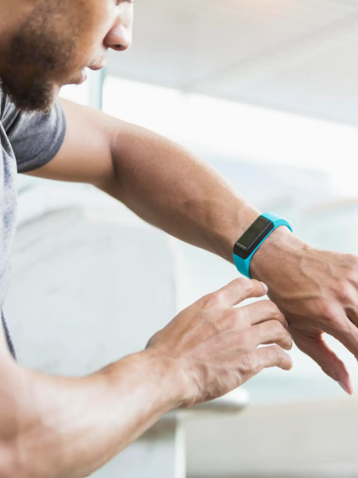 Fitnesstracker zeigt gelaufene Schritte an