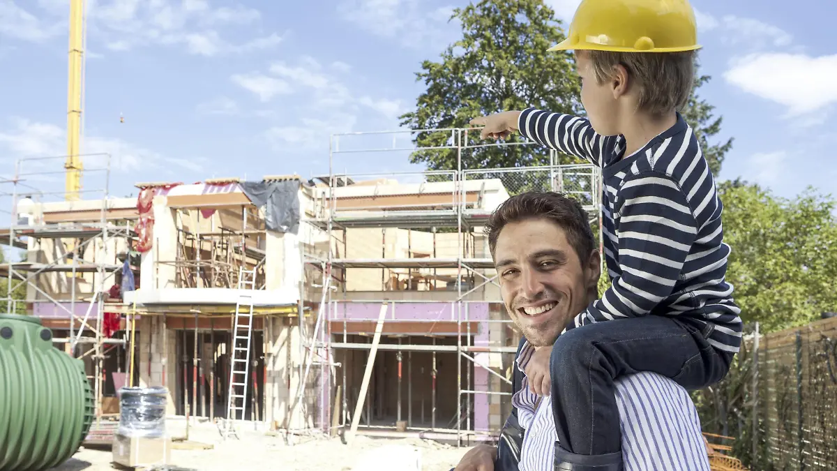 Vater mit Sohn auf den Schultern, steht vor Rohbau (model-released) Copyright: xMEVx ALLMVMEV105009
Father with Son on the Shoulders is before Body shop Model released Copyright xMEVx ALLMVMEV105009
