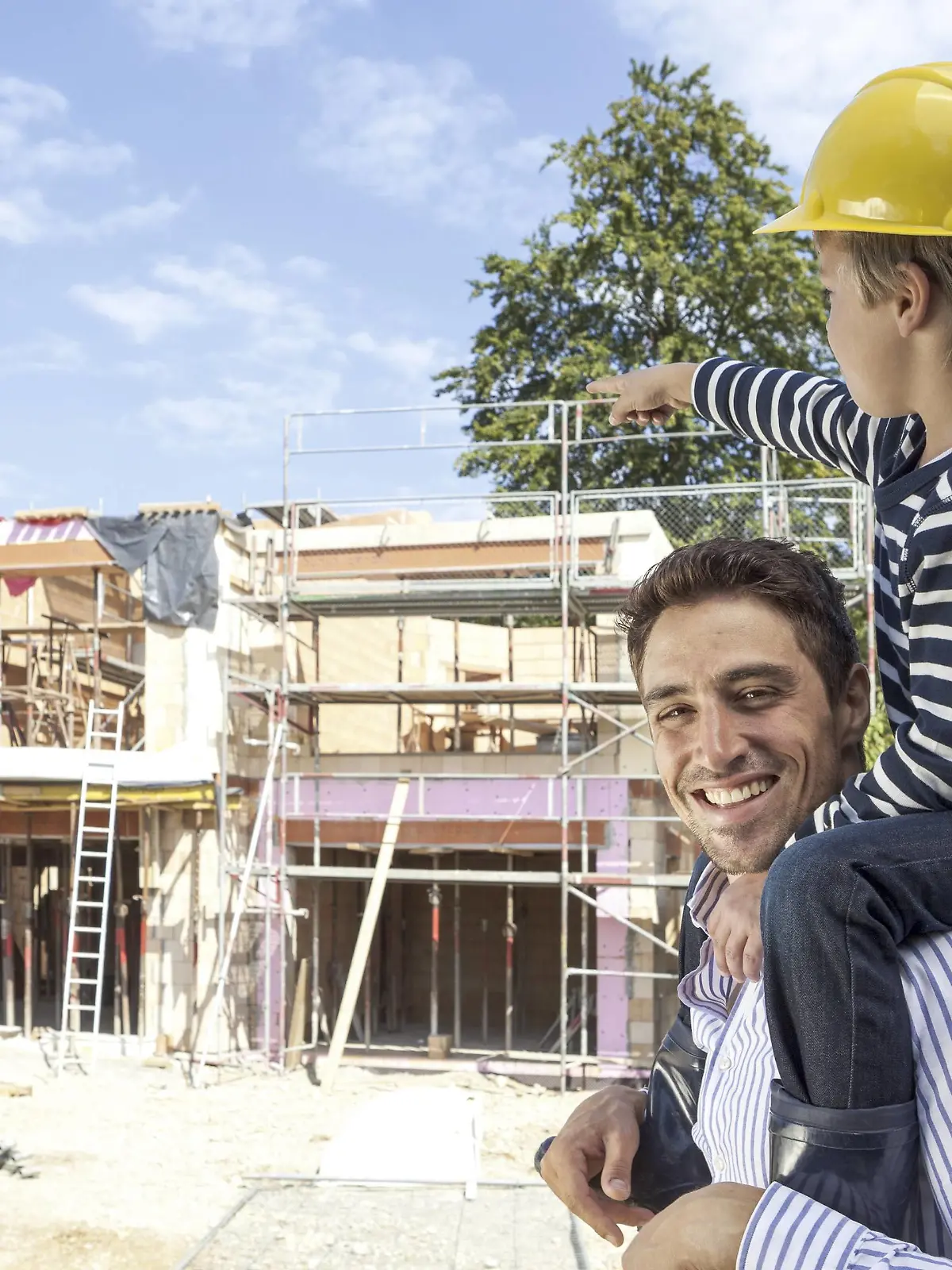 Vater mit Sohn auf den Schultern, steht vor Rohbau (model-released) Copyright: xMEVx ALLMVMEV105009

Father with Son on the Shoulders is before Body shop Model released Copyright xMEVx ALLMVMEV105009  