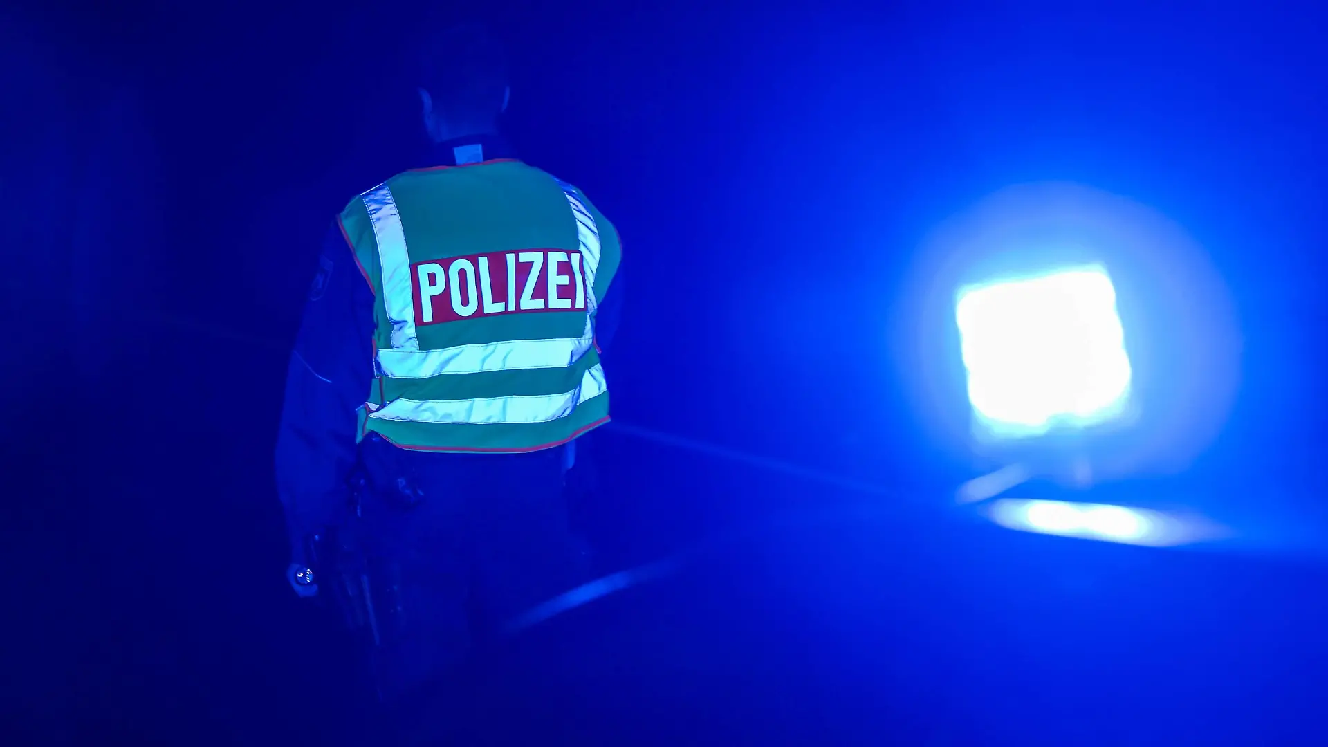 Ein Polizist in Uniform und mit Warnweste steht vor seinem Zivilfahrzeug mit aufgesetztem Blaulicht auf der Straße und wartet auf Fahrzeuge zur Kontrolle Themenbild, Symbolbild. Straßensperre, Kontrolle, Polizi, 06.12.18 Remscheid NRW Deutschland Morsbachtal / Solinger Straße *** A policeman in uniform and with a warning vest stands in front of his civilian vehicle with blue light on the road and waits for vehicles to be checked Subject picture Symbol picture Roadblock check Polizi 06 12 18 Remscheid NRW Germany Morsbachtal Solinger Straße Copyright: xdnet_tonx