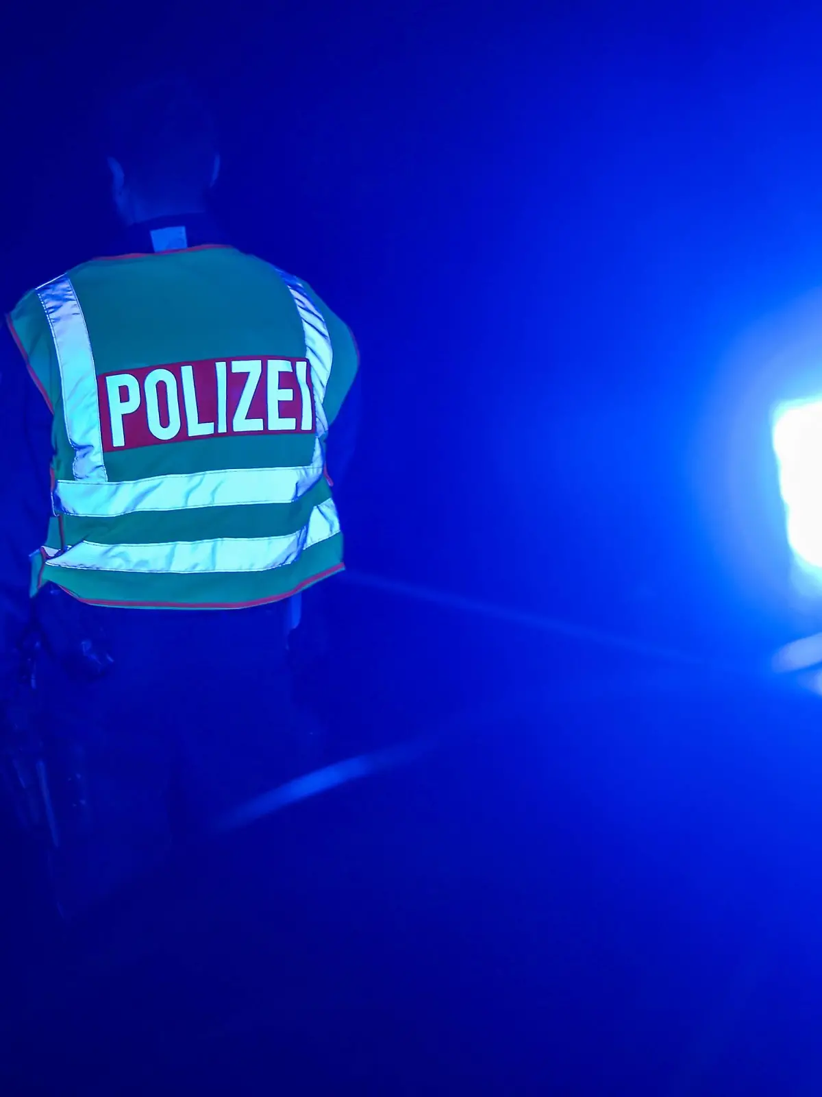 Ein Polizist in Uniform und mit Warnweste steht vor seinem Zivilfahrzeug mit aufgesetztem Blaulicht auf der Straße und wartet auf Fahrzeuge zur Kontrolle Themenbild, Symbolbild. Straßensperre, Kontrolle, Polizi, 06.12.18 Remscheid NRW Deutschland Morsbachtal / Solinger Straße *** A policeman in uniform and with a warning vest stands in front of his civilian vehicle with blue light on the road and waits for vehicles to be checked Subject picture Symbol picture Roadblock check Polizi 06 12 18 Remscheid NRW Germany Morsbachtal Solinger Straße Copyright: xdnet_tonx  