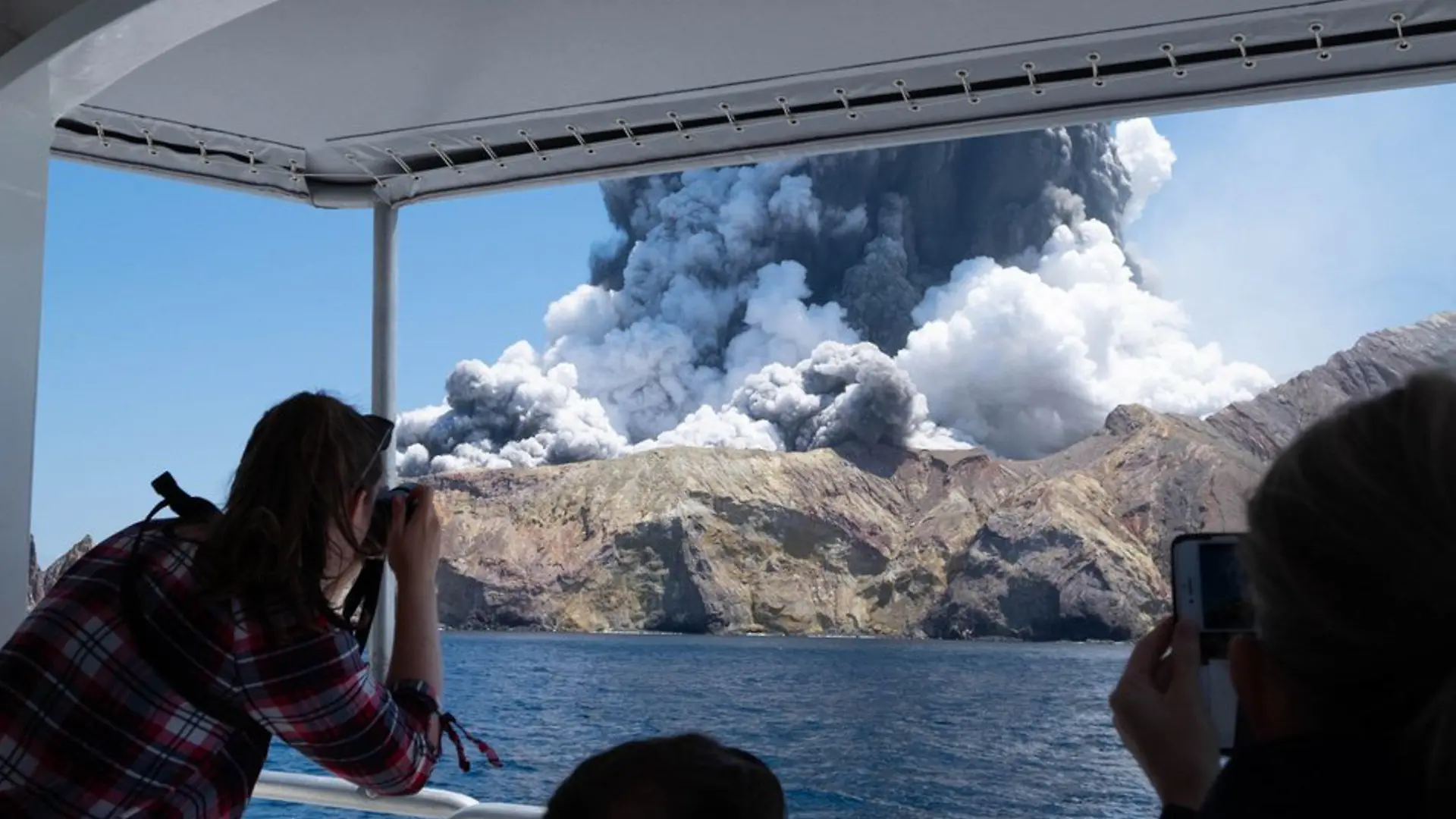 HANDOUT - 09.12.2019, Neuseeland, White Island: Dieses von Michael Schade am 09.12.2019 zur Verfügung gestellte Foto zeigt den rauchenden Vulkan auf der White Island. Aus dem Tagesausflug auf eine Vulkaninsel vor der Küste Neuseelands ist möglicherweise für etwa ein Dutzend Urlauber ein tödliches Abenteuer geworden. Foto: Michael Schade/XinHua/dpa - ACHTUNG: Nur zur redaktionellen Verwendung im Zusammenhang mit der aktuellen Berichterstattung und nur mit vollständiger Nennung des vorstehenden Credits +++ dpa-Bildfunk +++
