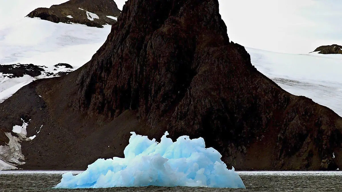 Nur die kleine Spitze eines Eisberges ist an der Insel Rey Jorge in der Antarktis von Uruguay zu sehen (Archivfoto vom 19.01.2005). Die Antarktis schmilzt: Entgegen der Erwartung schrumpft die Eismasse am Südpol durch den Klimawandel statt zu wachsen. Seit 2002 hat die Antarktis nach Messungen von US-Forschern jährlich bis zu 152 Kubikkilometer Eis verloren - das entspricht dem 50fachen Wasserverbrauch der Zehn-Millionen-Metropole Los Angeles. Der UN-Klimarat IPCC hatte 2001 noch genau das Gegenteil vorausgesagt: Nach seiner Prognose sollten die antarktischen Eismassen im Zuge der globalen Erwärmung im 21. Jahrhundert wachsen, weil durch den Klimawandel dort auch steigende Niederschläge erwartet werden. Foto: Ivan Franco (zu dpa 0677 vom 02.03.2006 - ACHTUNG: Sperrfrist 2. März, 20.00 Uhr) +++(c) dpa - Bildfunk+++