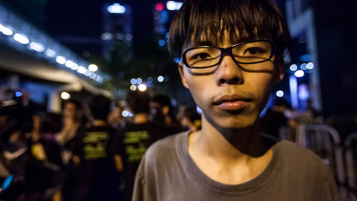 ARCHIV - epa04450347 YEARENDER 2014 SEPTEMBER Seventeen year old student leader Joshua Wong outside the Hong Kong government offices on the second day of the mass civil disobedience campaign Occupy Central, Central District, Hong Kong, China, 29 September 2014. Photo: EPA/ALEX HOFFORD (zu dpa "Hongkonger Gericht lässt Protestführer Joshua Wong frei" vom 27.11.2014) +++(c) dpa - Bildfunk+++
