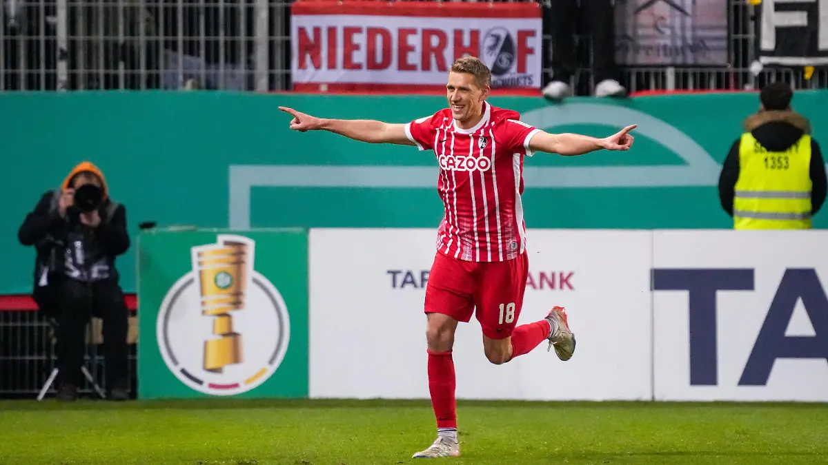 Torschütze Nils Petersen SCF, 18, Spieler vom SC Freiburg, jubelt über das Tor zum 0:2, Jubel, jubeln, Torjubel, Torerfolg, celebrate the goal, goal, celebration, Jubel ueber das Tor, optimistisch, Spielszene, Highlight, Einzelbild, Action, Aktion, 07.02.2023, Sandhausen Deutschland, Fussball, DFB-Pokal, Achtelfinale, SV Sandhausen - SC Freiburg, DFB/DFL REGULATIONS PROHIBIT ANY USE OF PHOTOGRAPHS AS IMAGE SEQUENCES AND/OR QUASI-VIDEO. *** Goal scorer Nils Petersen SCF, 18 , player from SC Freiburg, cheers about the goal to 0 2, jubilation, jubilate, goal celebration, celebrate the goal, celebration, jubilation about the goal, optimistic, game scene, highlight, single picture, action, action, 07 02 2023, Sandhausen Germany , football, DFB Pokal, Achtelfinale, SV Sandhausen SC Freiburg, DFB DFL REGULATIONS PROHIBIT ANY USE OF PHOTOGRAPHS AS IMAGE SEQUENCES AND OR QUASI VIDEO xozx
